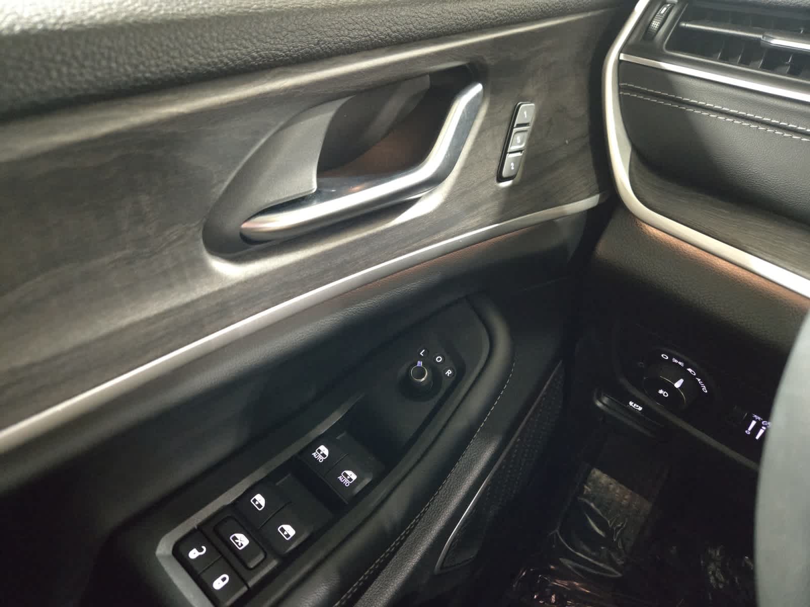 used 2023 Jeep Grand Cherokee car, priced at $31,998