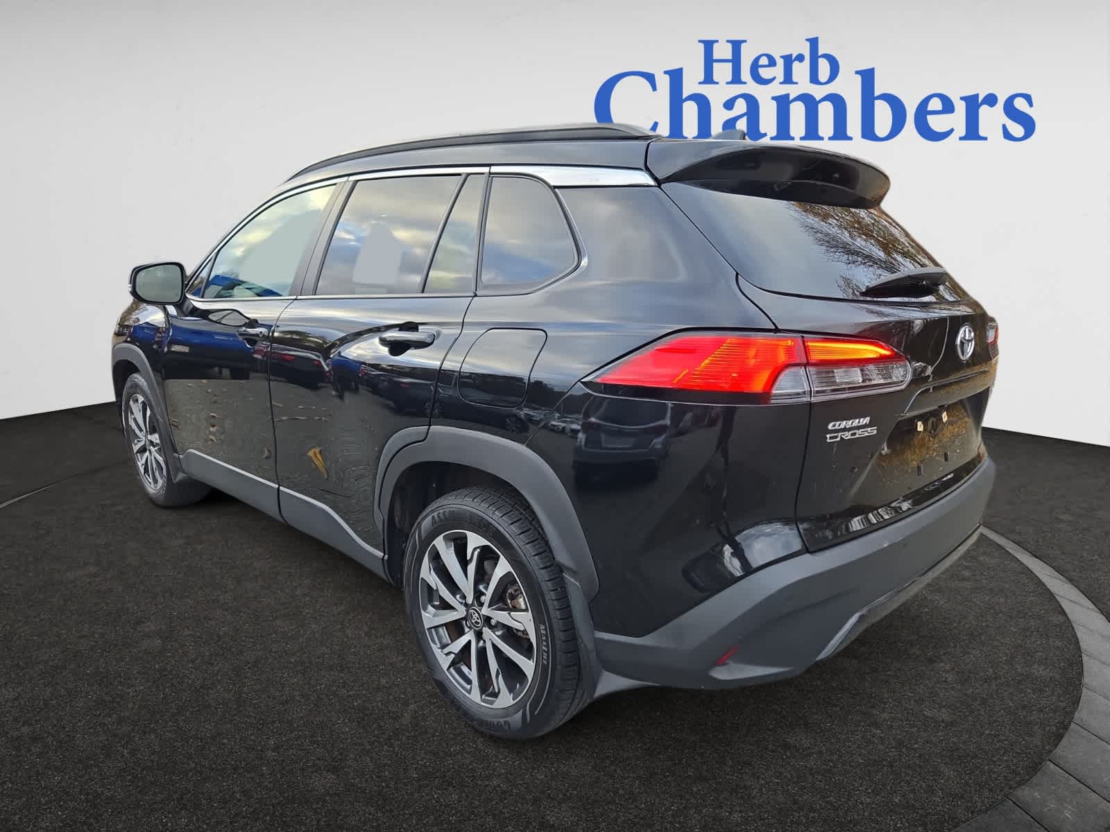 2023 Toyota Corolla Cross XLE photo 3