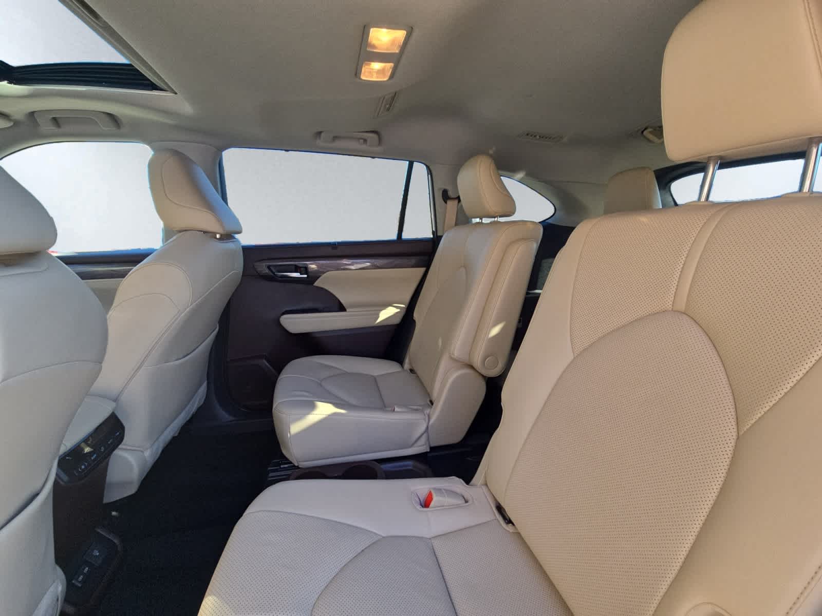 used 2022 Toyota Highlander car, priced at $35,398