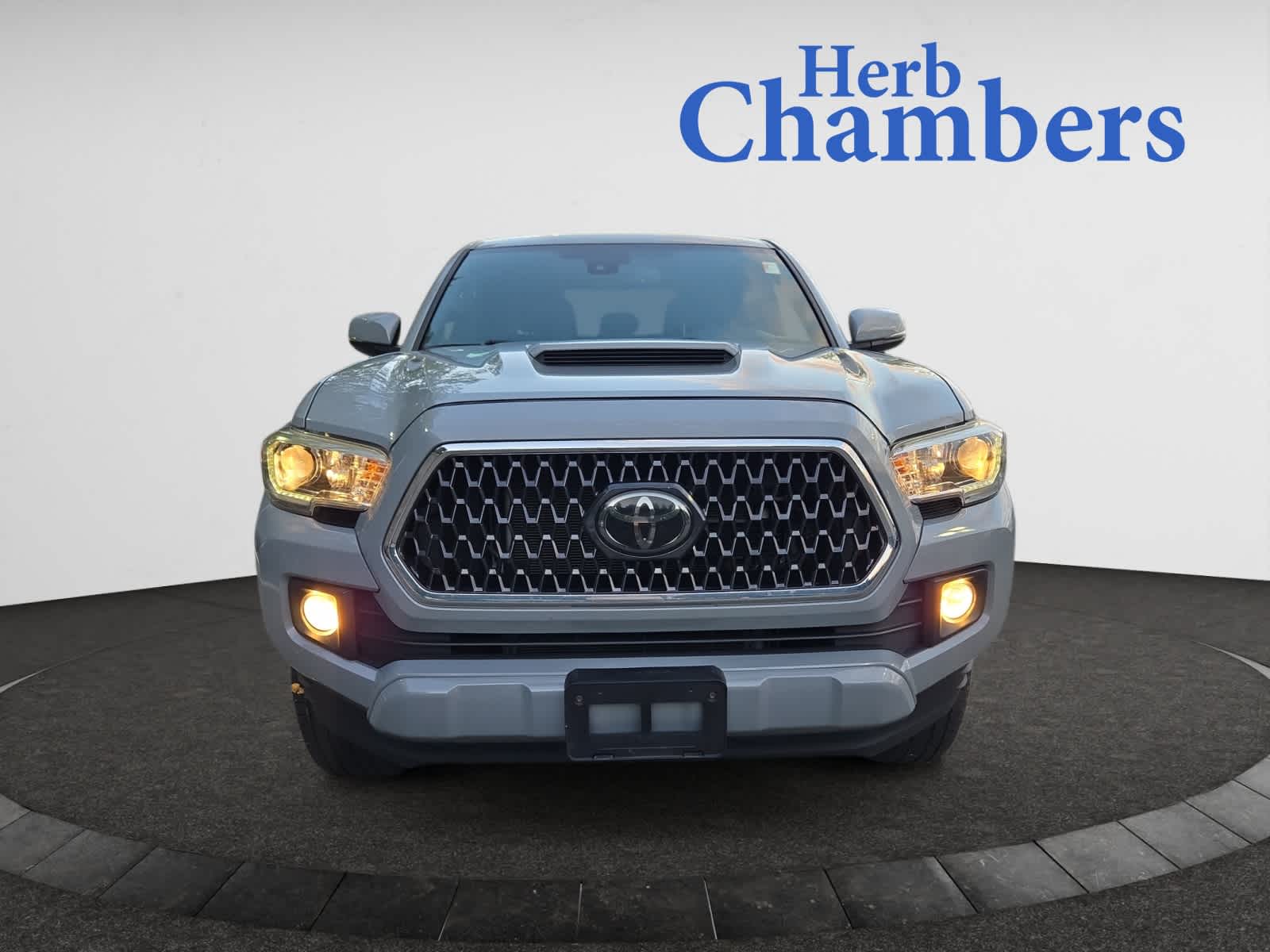 2018 Toyota Tacoma TRD Sport V6 photo 2