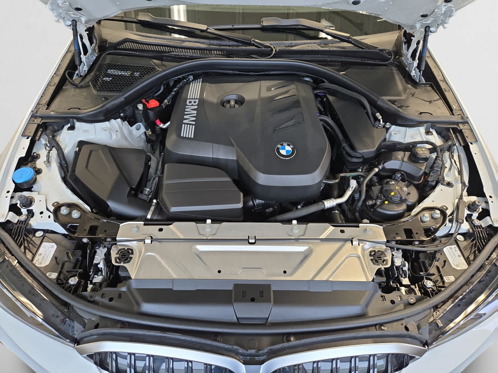 2025 BMW 3 Series 330i - Photo 8