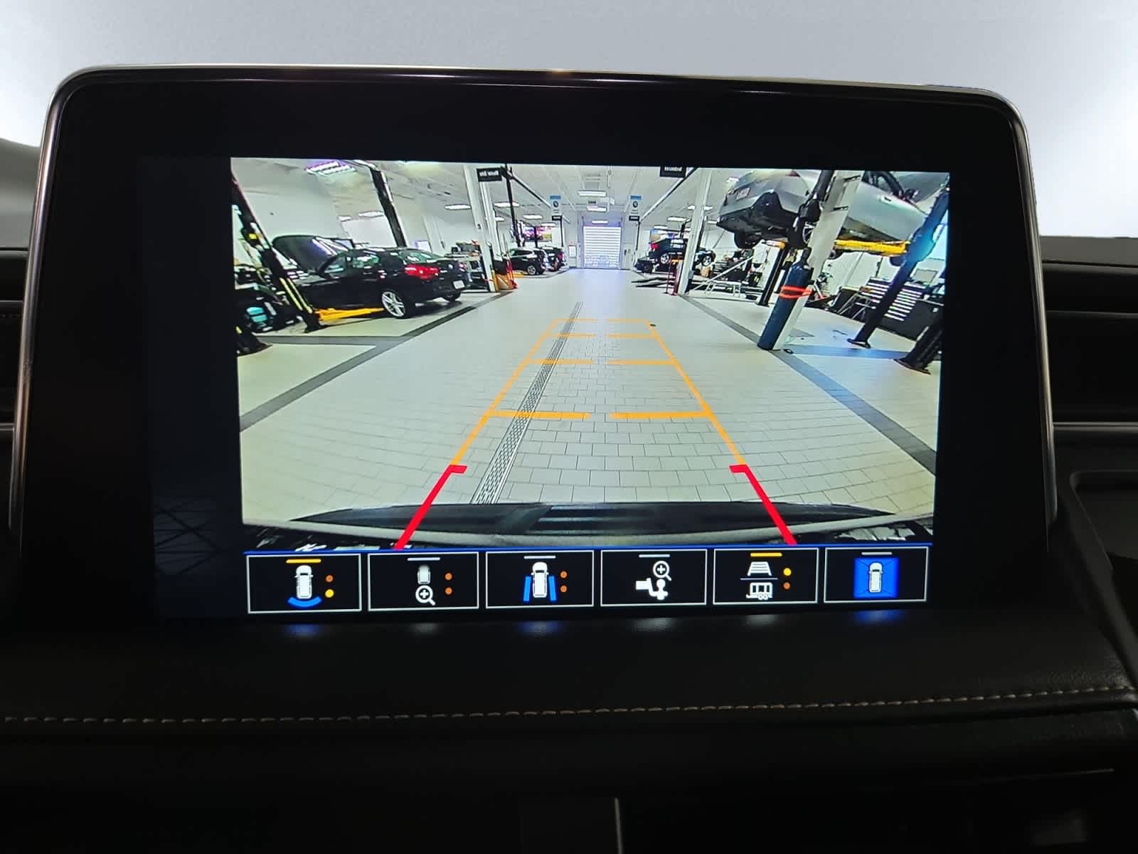 2023 GMC Yukon AT4 - Photo 17