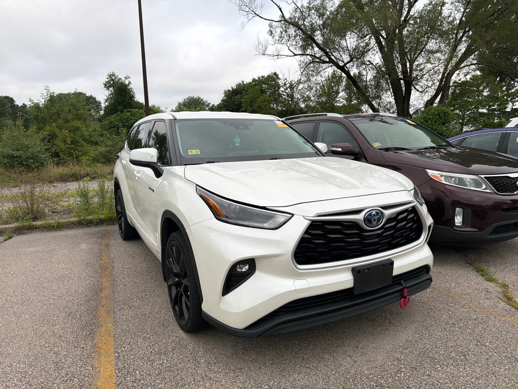 Used 2021 Toyota Highlander Hybrid LE SUV