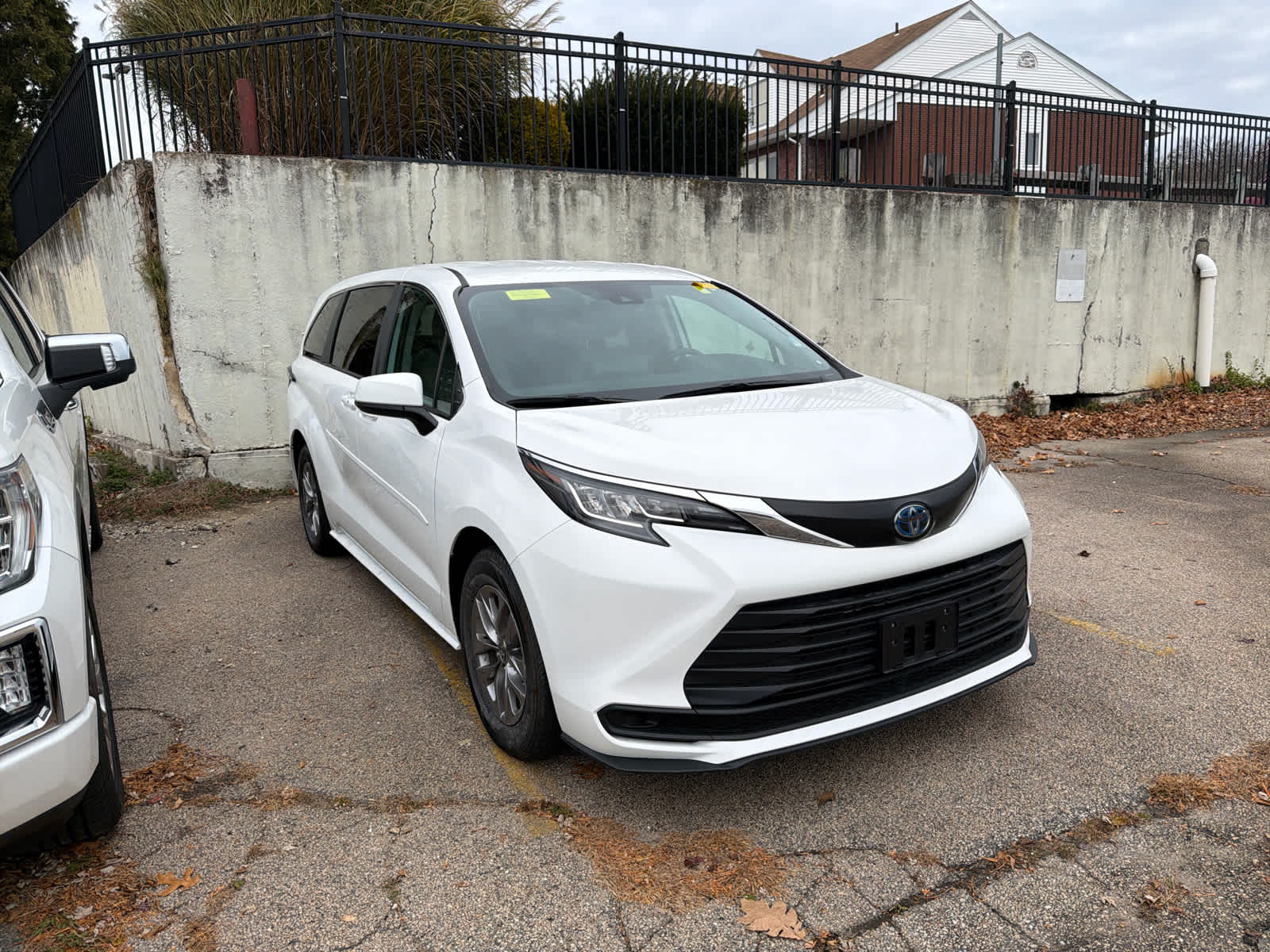 2023 Toyota Sienna LE photo 3