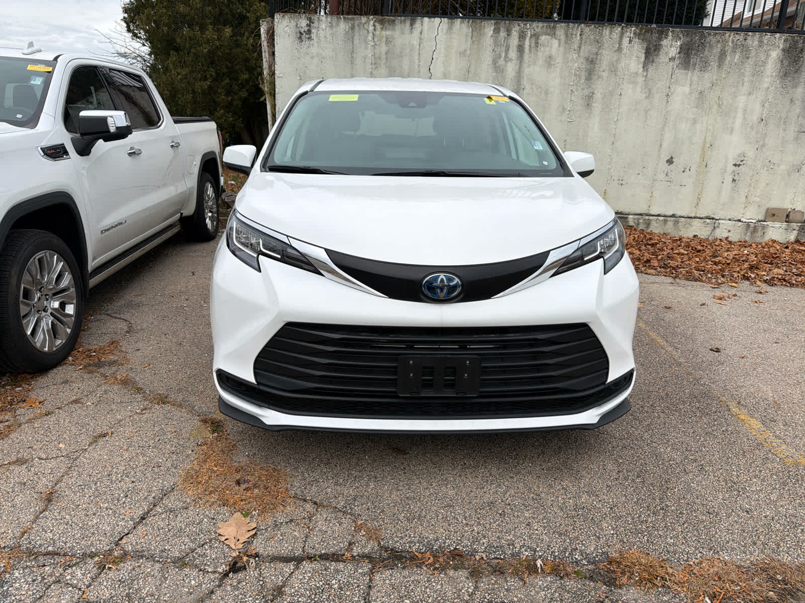 2023 Toyota Sienna LE photo 4