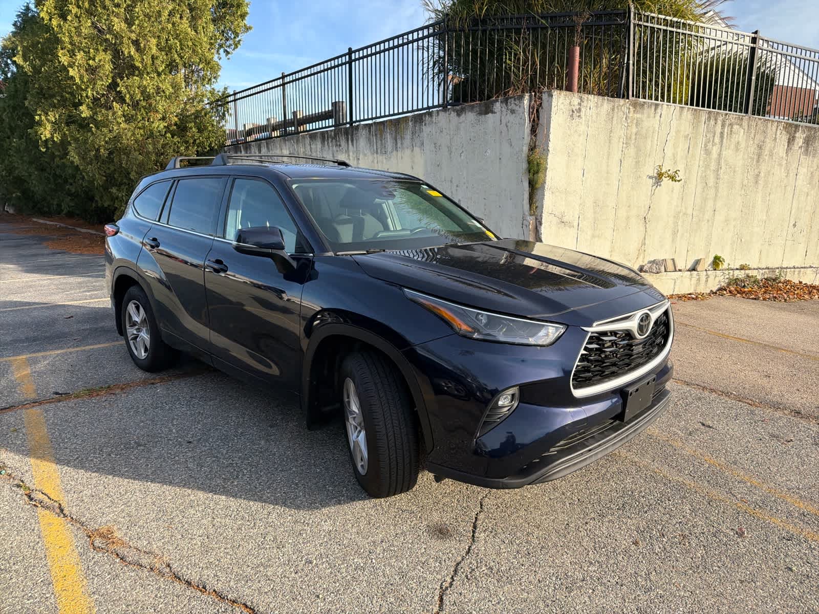 2022 Toyota Highlander LE photo 3