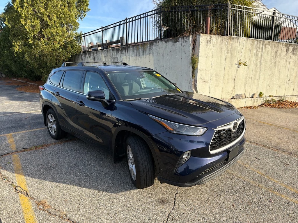 Used 2022 Toyota Highlander LE SUV