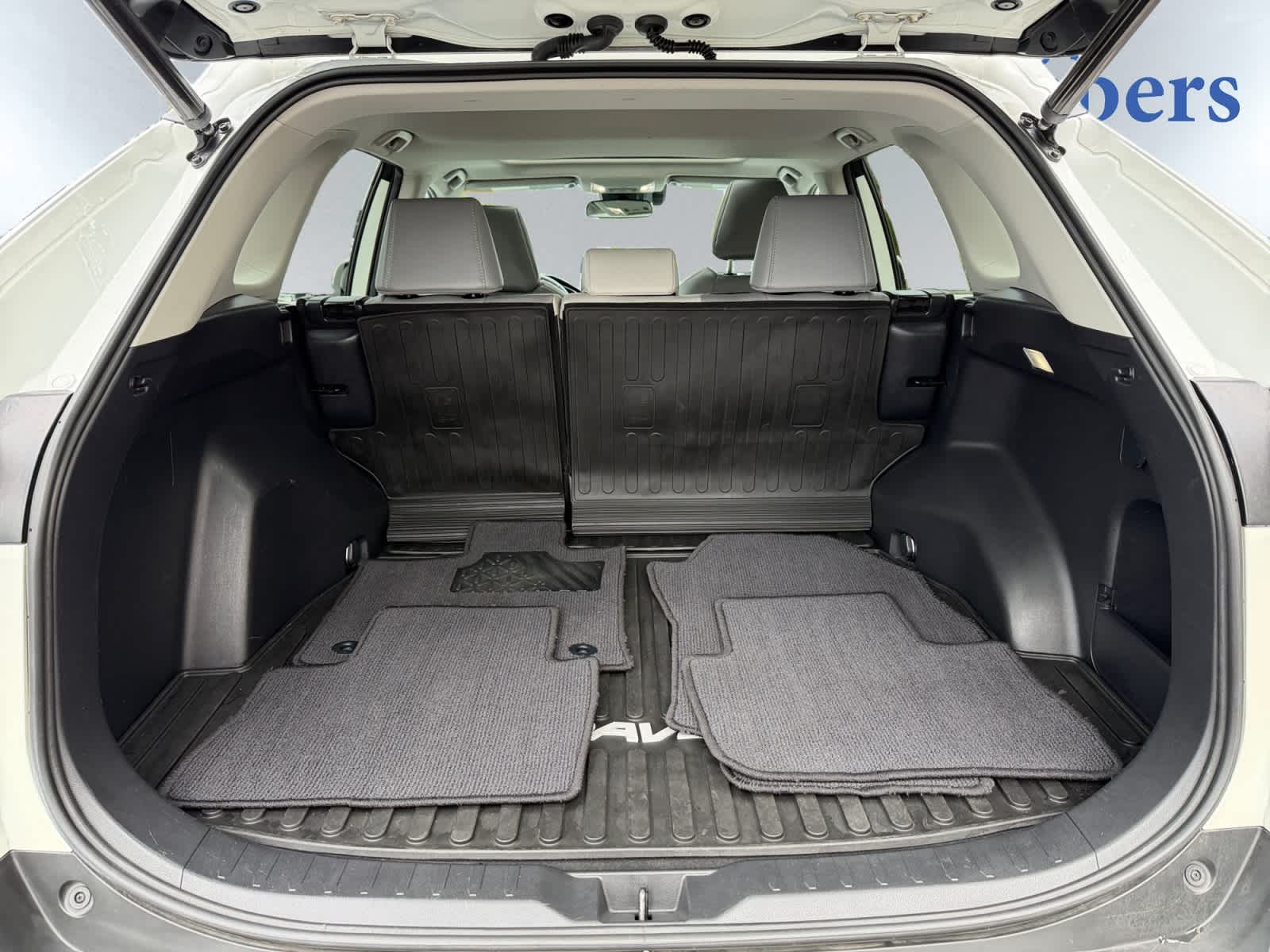 2022 Toyota RAV4 XLE Premium photo 3