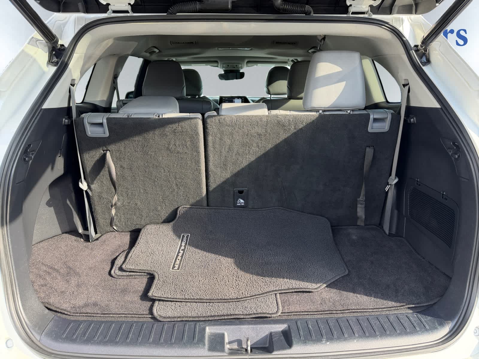 2021 Toyota Highlander XLE photo 2