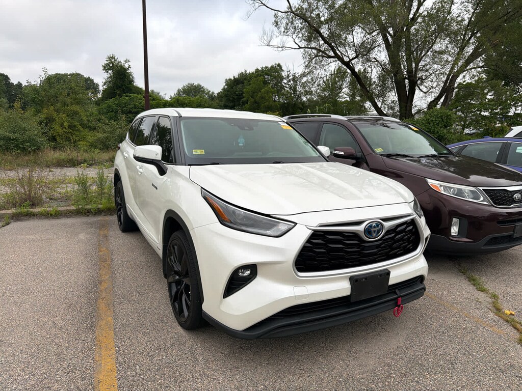 Used 2021 Toyota Highlander Hybrid LE SUV