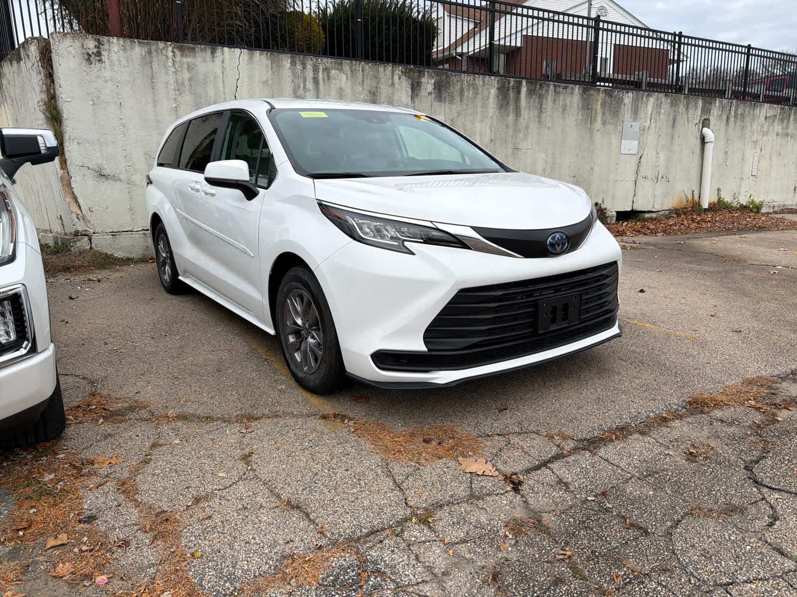 2023 Toyota Sienna LE photo 2
