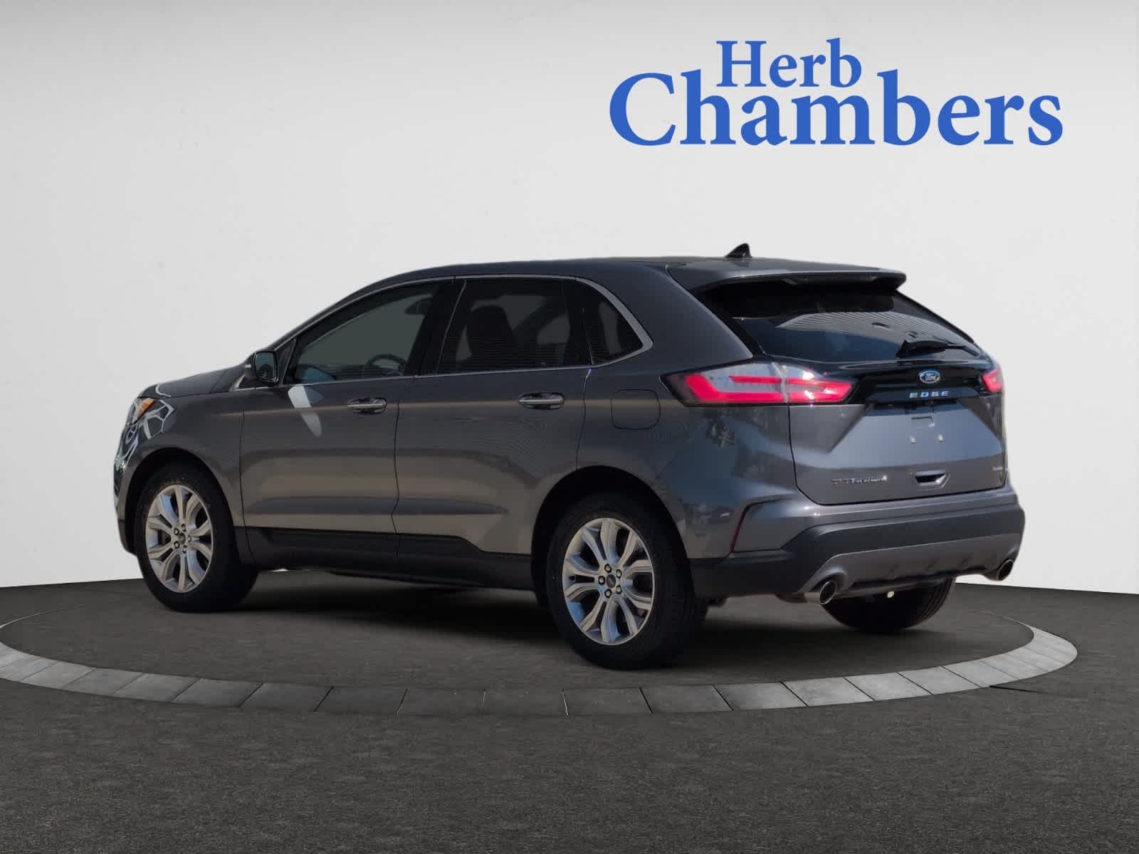 2022 Ford Edge Titanium photo 2