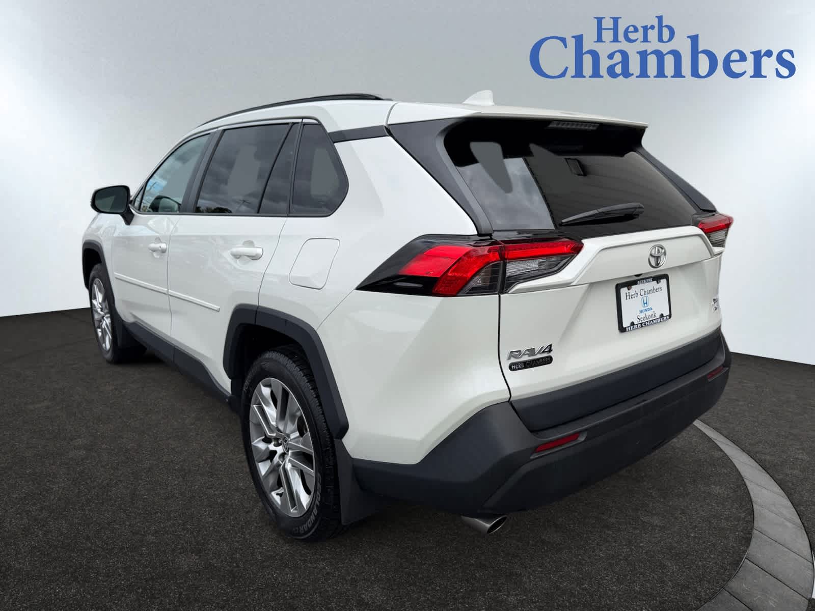 2022 Toyota RAV4 XLE Premium photo 2