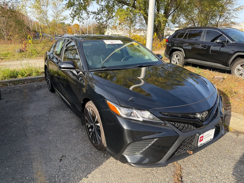 Used 2020 Toyota Camry SE Sedan