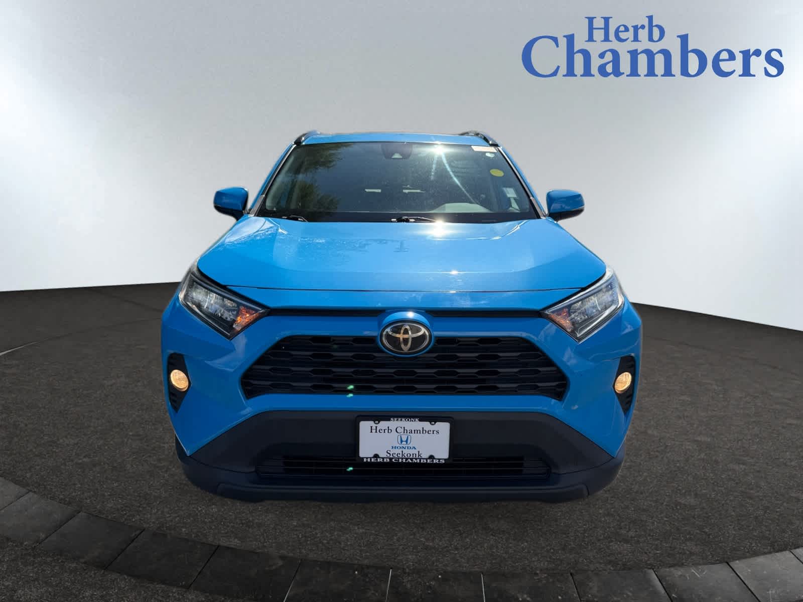 2019 Toyota RAV4 XLE photo 2