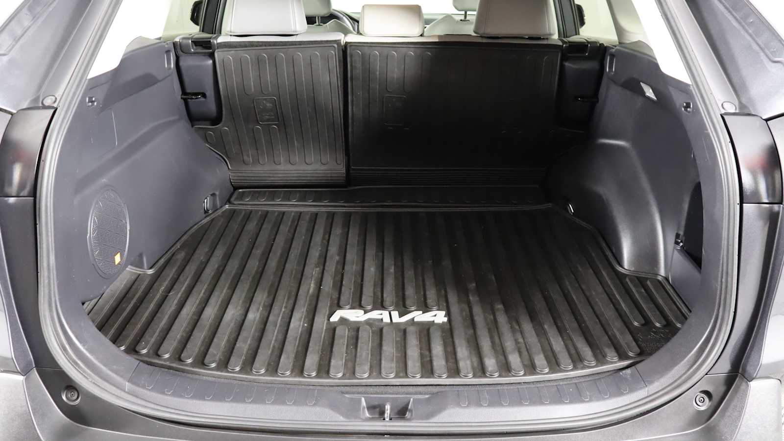 2019 Toyota RAV4 XLE Premium photo 2