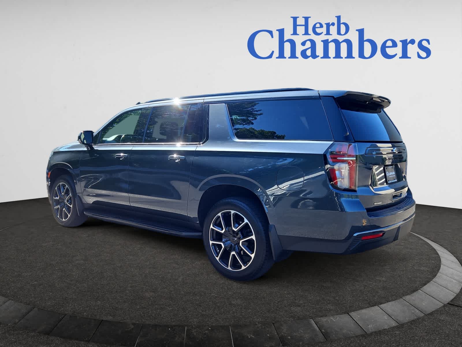 2021 Chevrolet Suburban RST photo 3