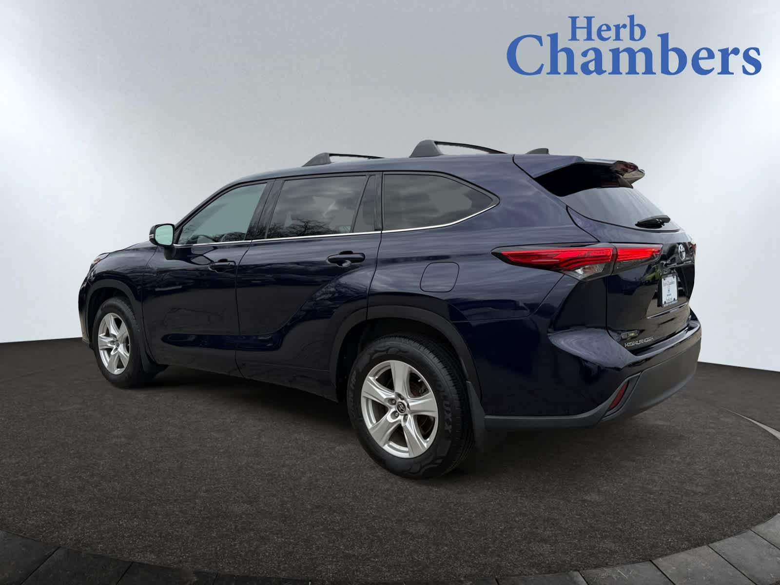 2022 Toyota Highlander LE photo 2