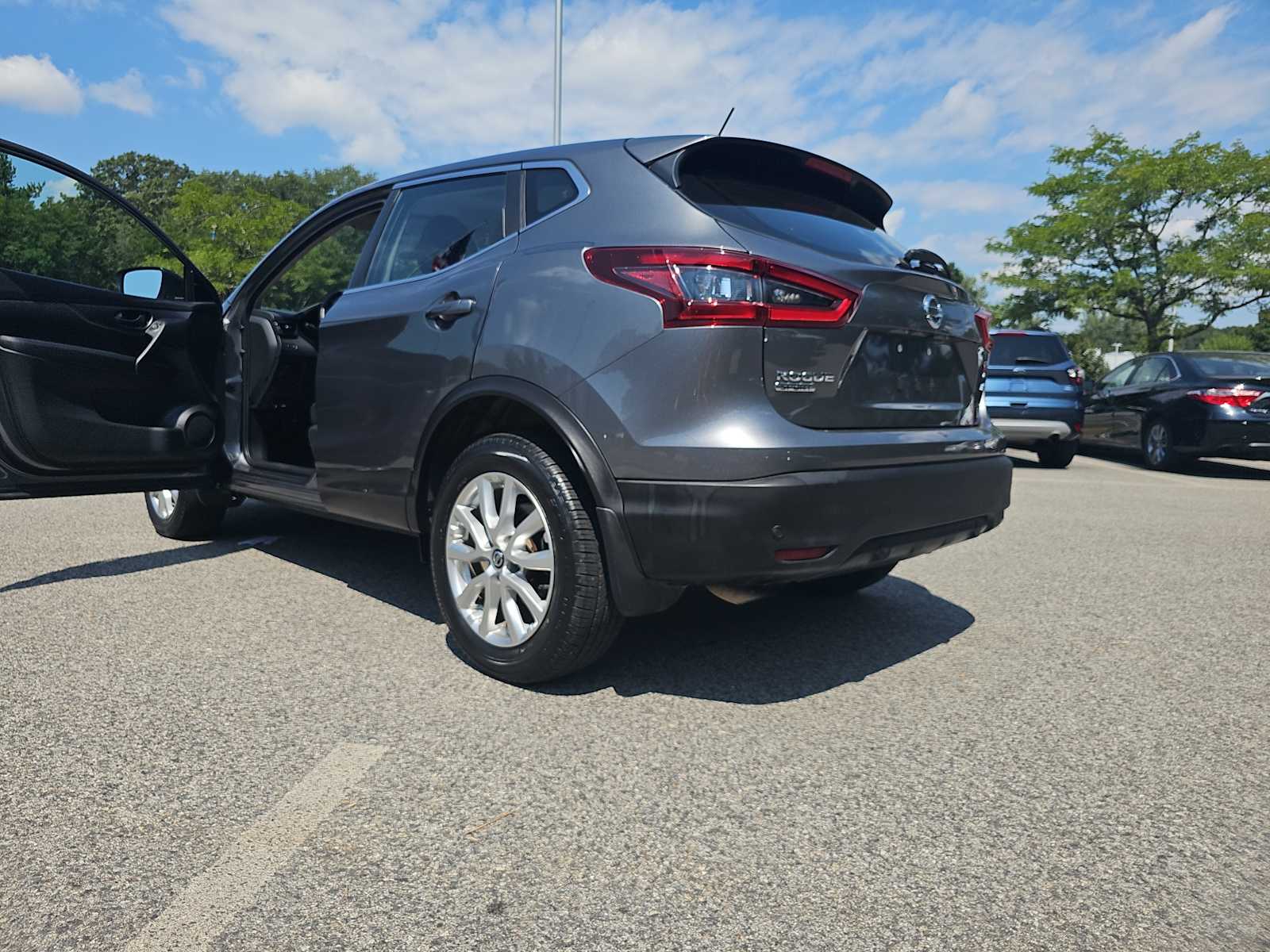 2021 Nissan Rogue Sport S photo 2