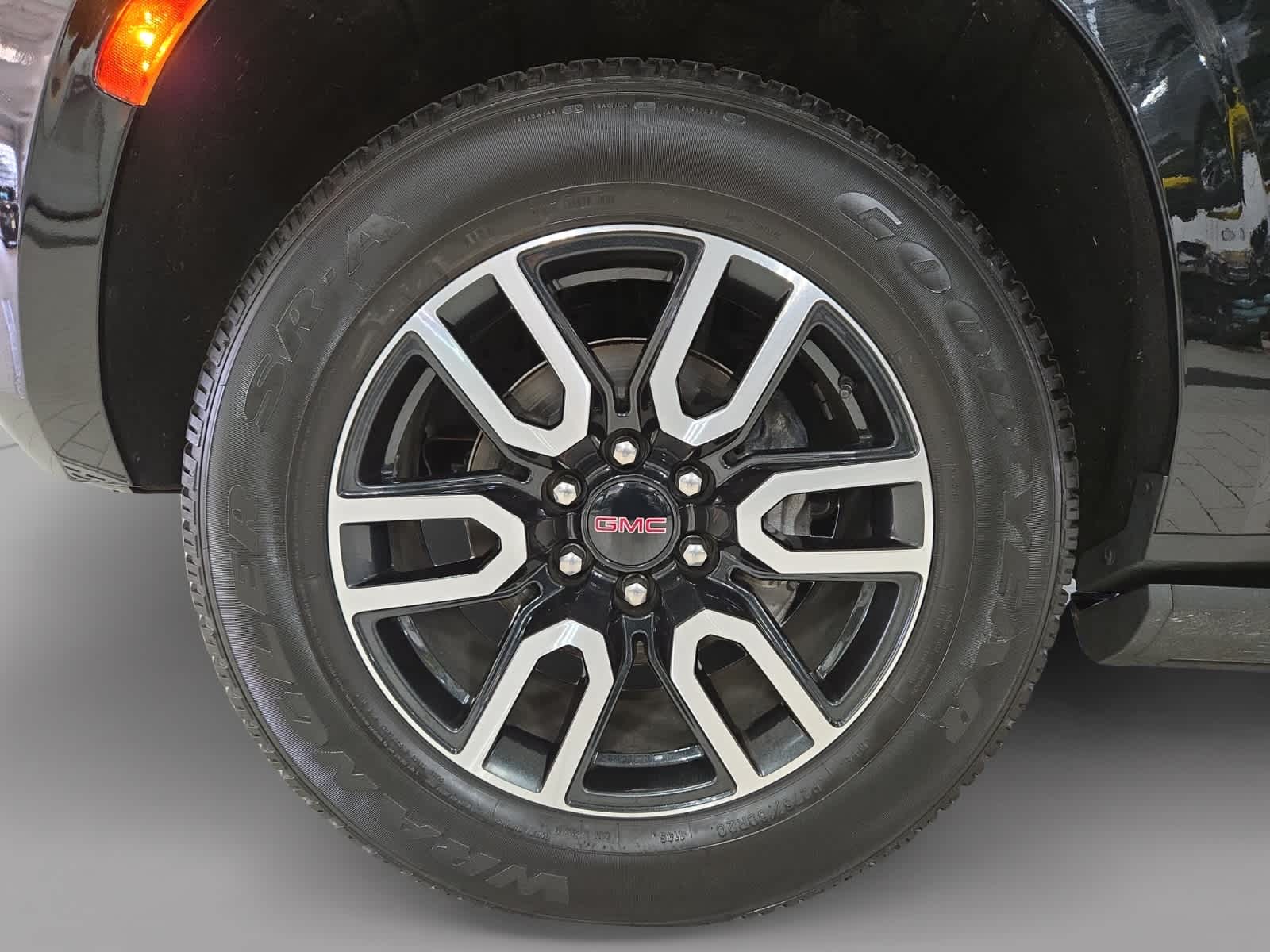 2023 GMC Yukon AT4 - Photo 9