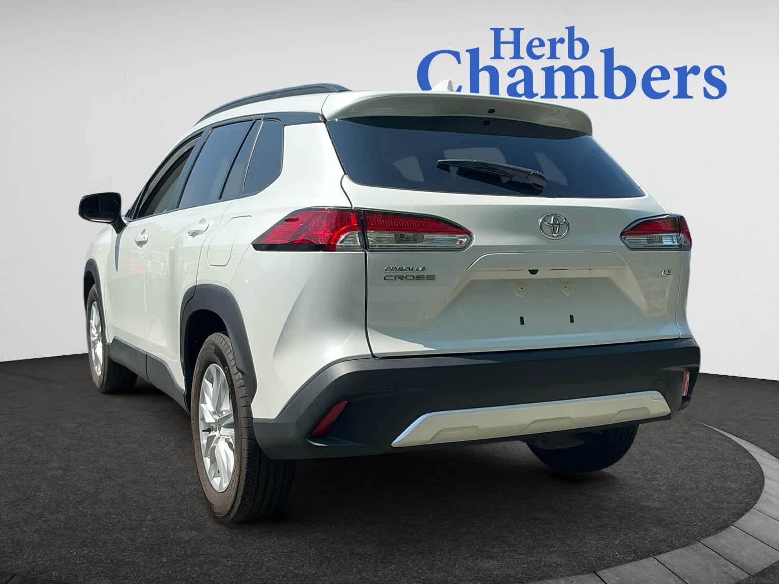 2022 Toyota Corolla Cross LE photo 3