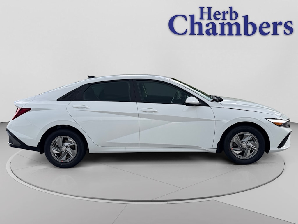 New 2026 Hyundai Elantra SE Sedan