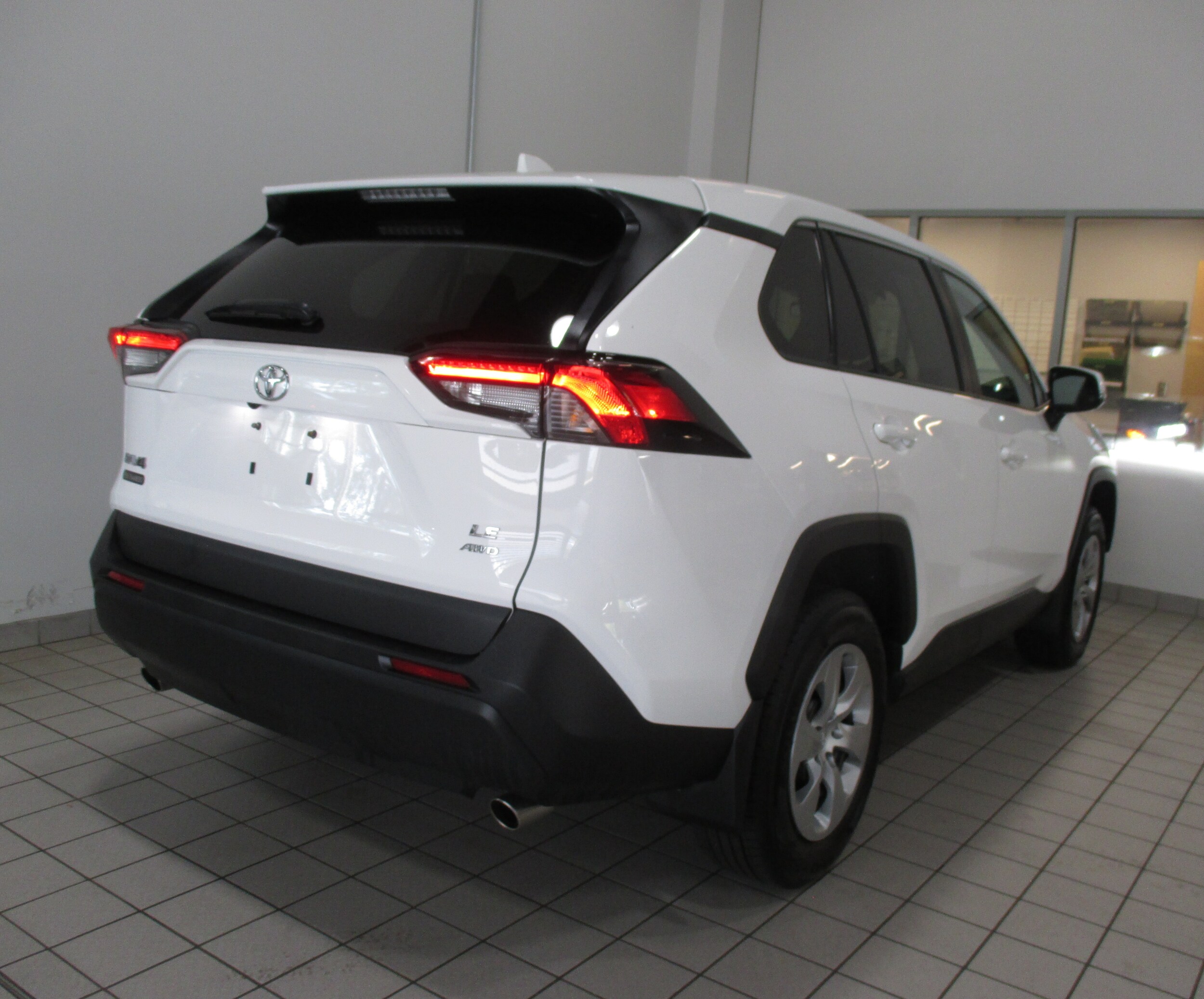 2022 Toyota RAV4 LE photo 3