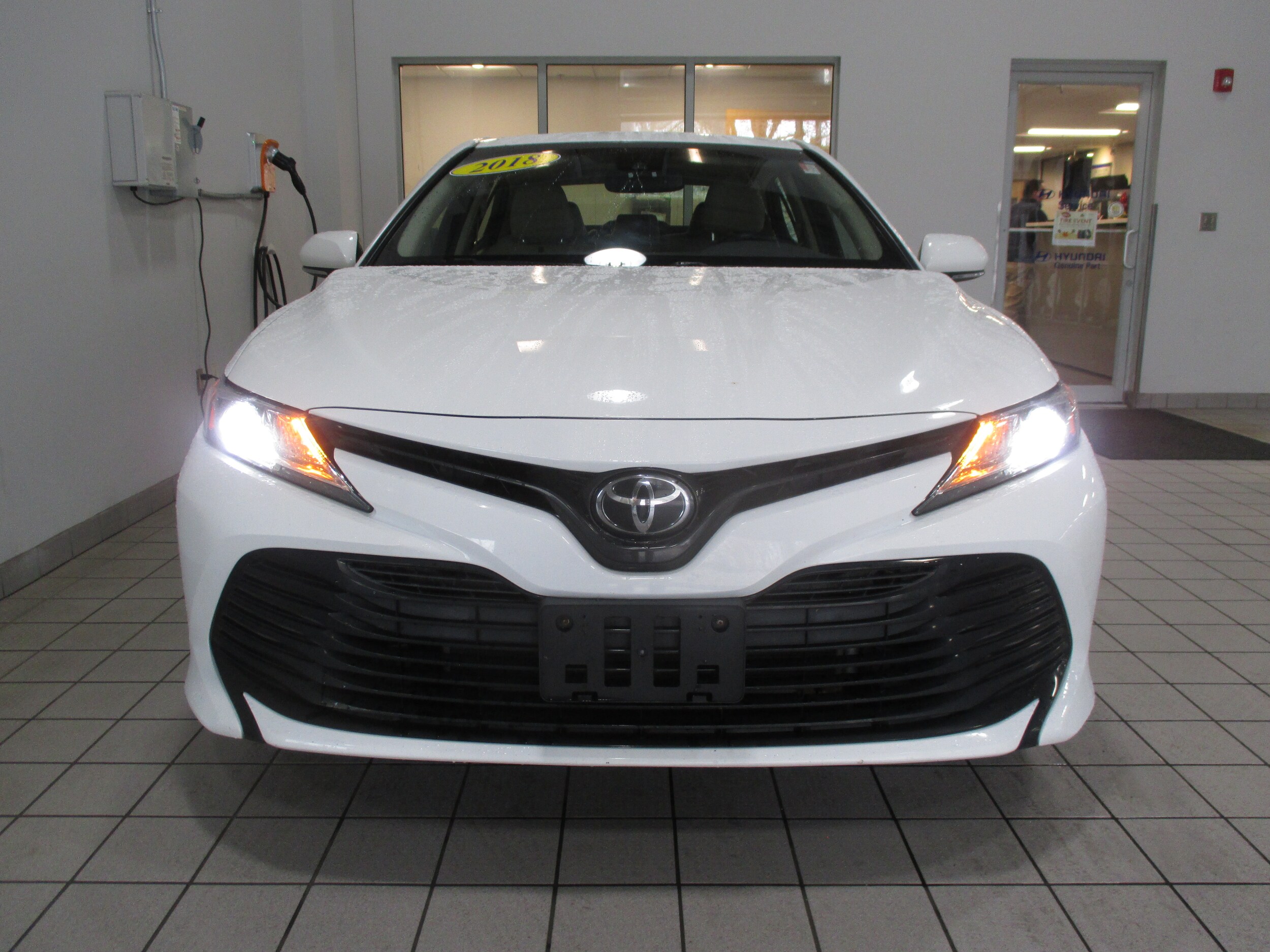 2018 Toyota Camry LE photo 2