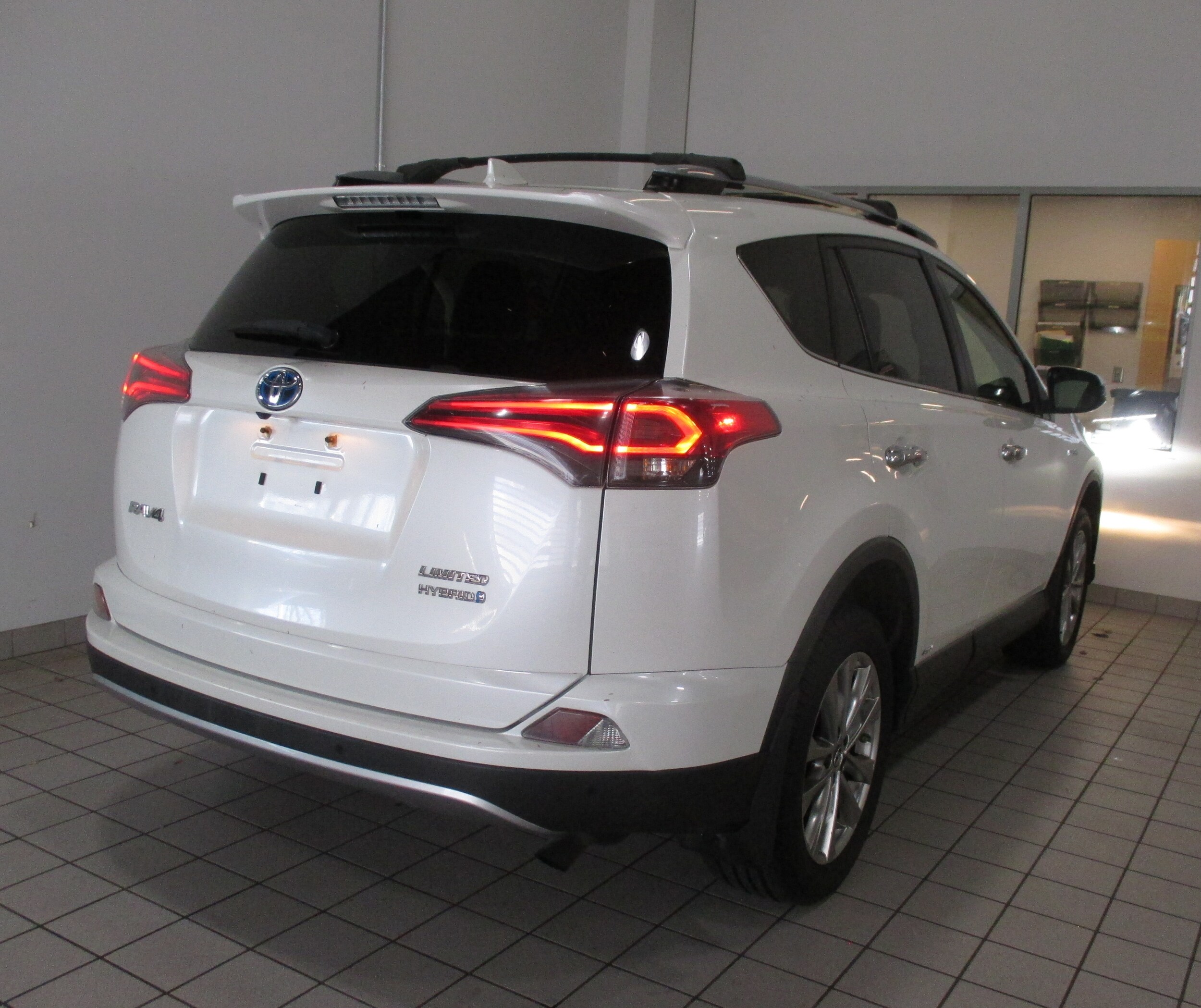 2017 Toyota RAV4 Hybrid Limited photo 3