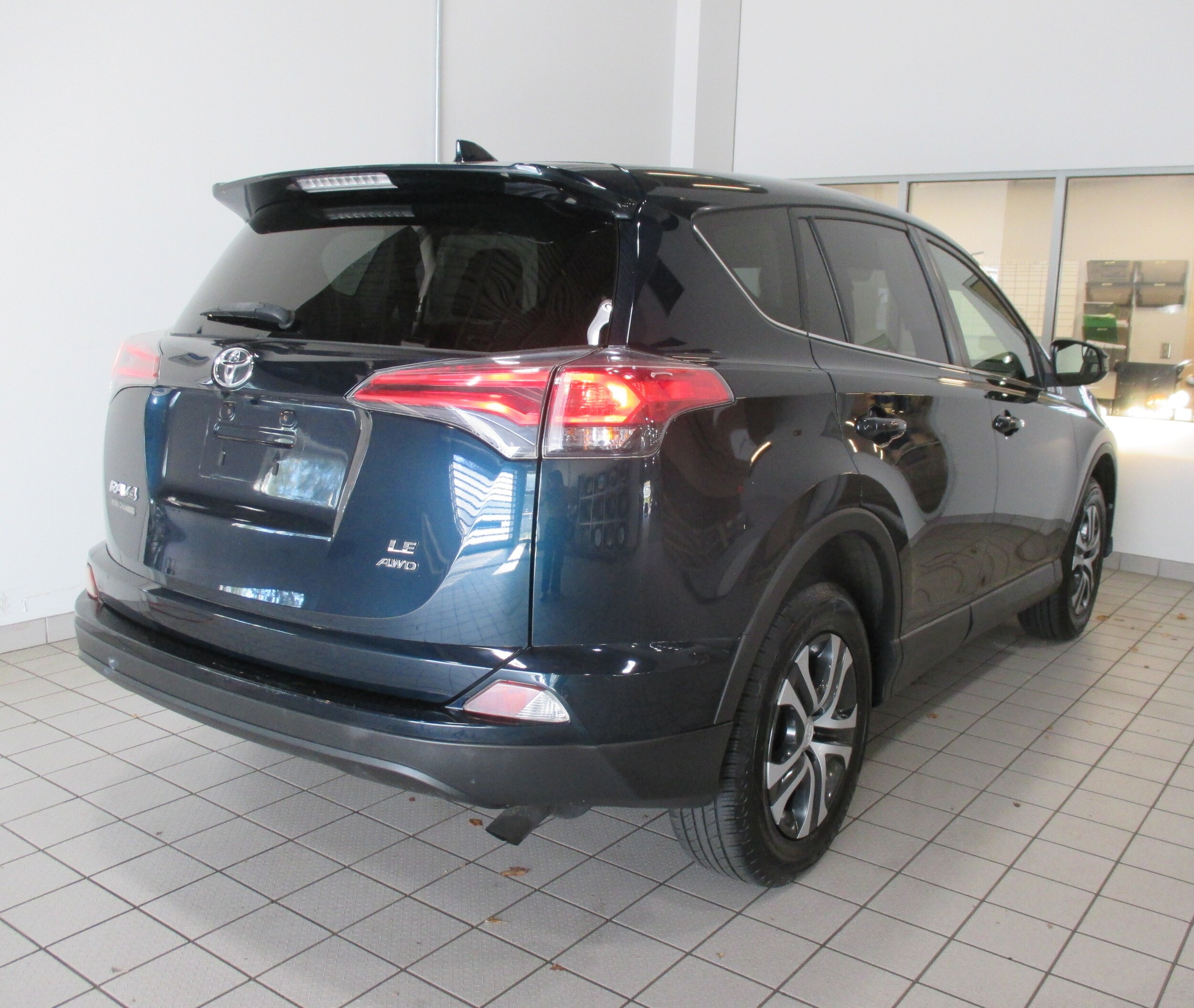 2018 Toyota RAV4 LE photo 3