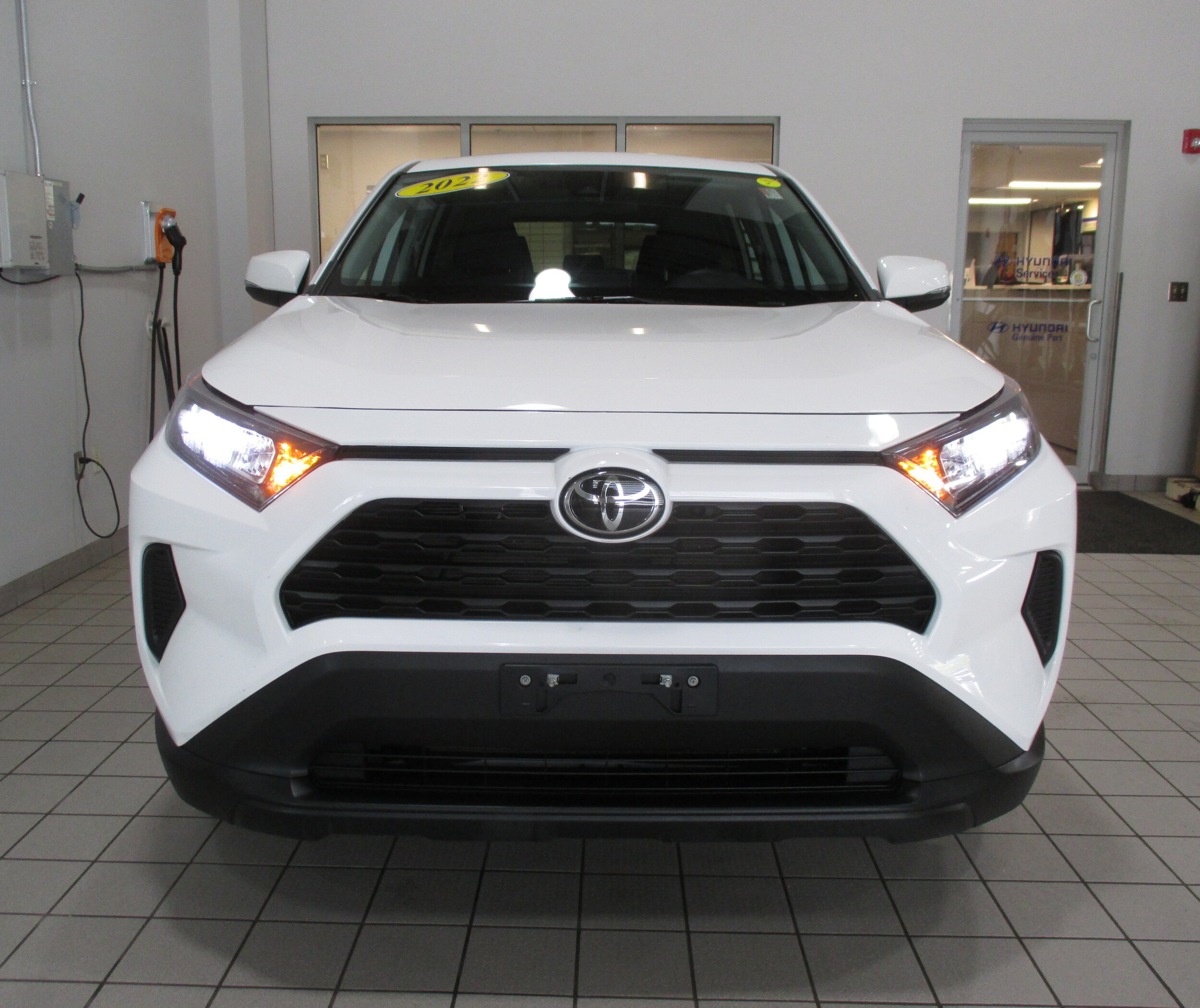 2022 Toyota RAV4 LE photo 2