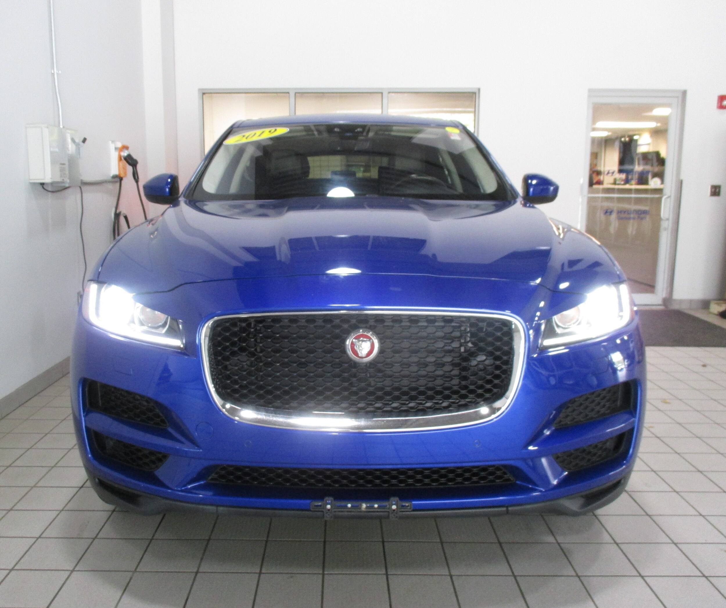 2019 Jaguar F-PACE Prestige photo 2