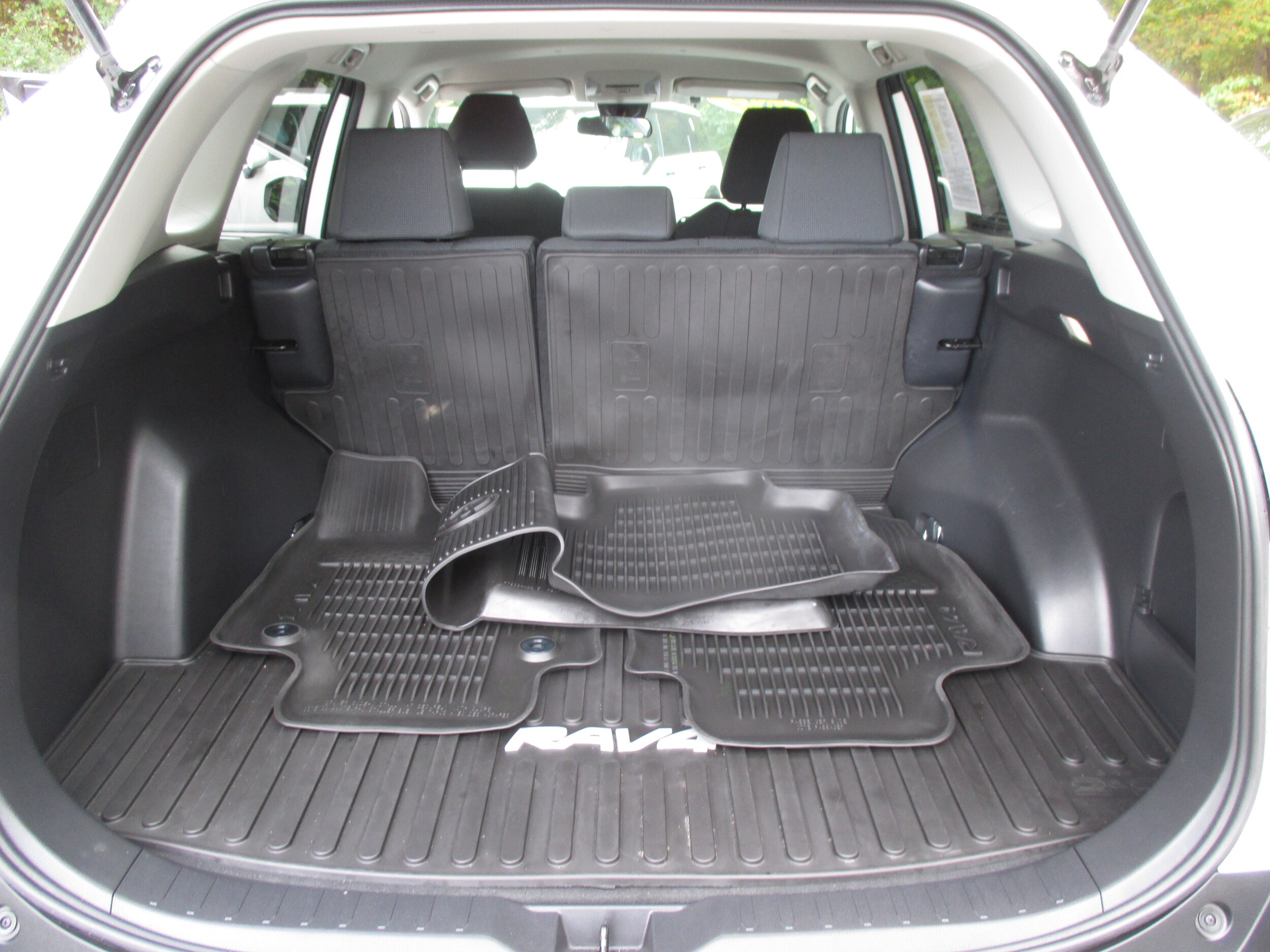2022 Toyota RAV4 LE photo 4