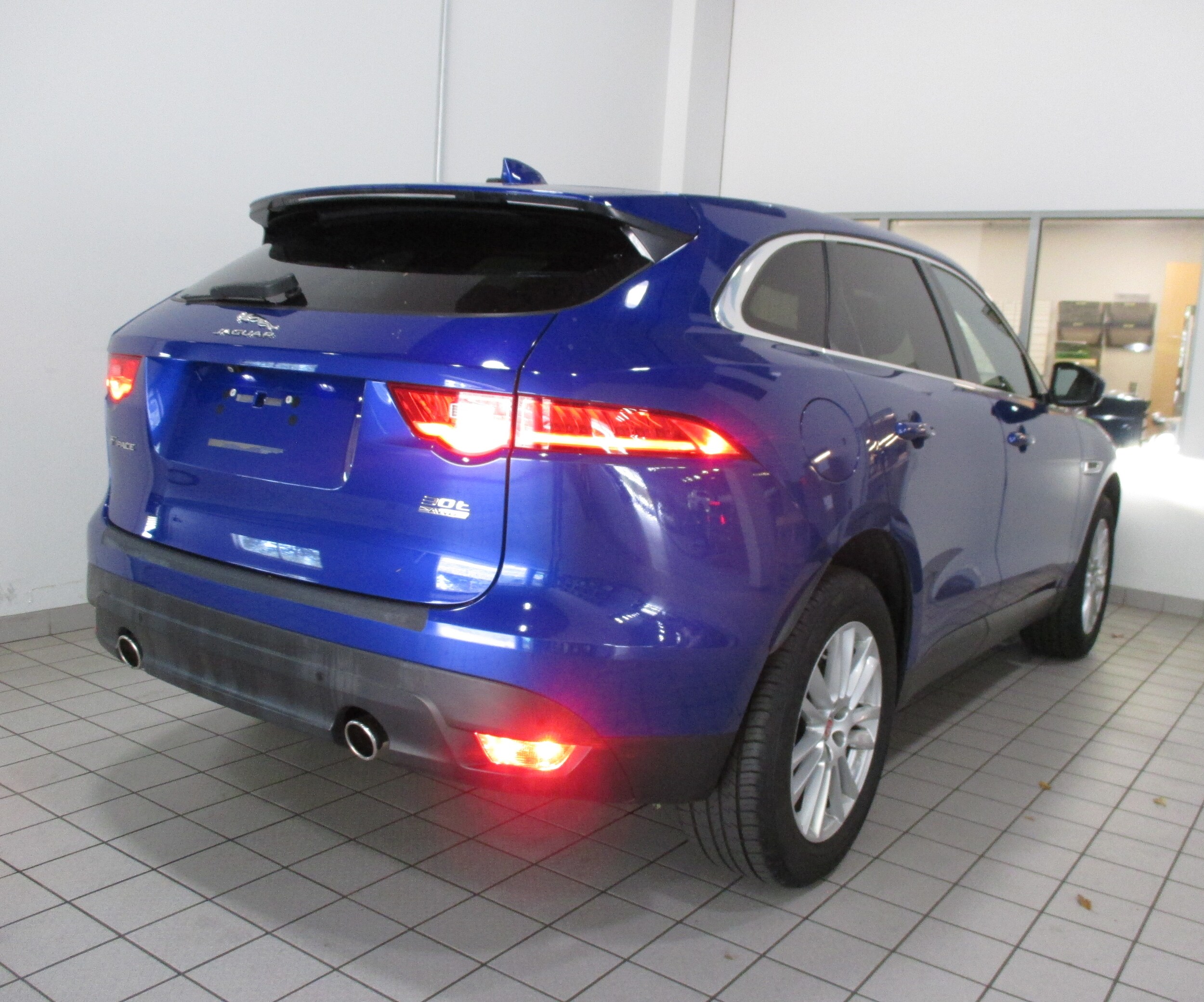 2019 Jaguar F-PACE Prestige photo 3