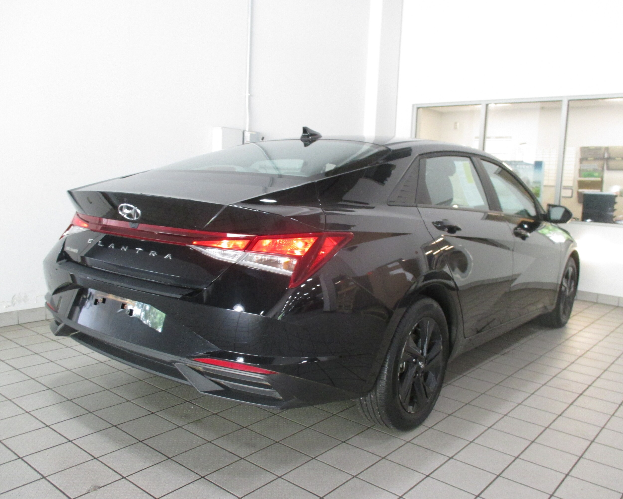 2023 Hyundai Elantra SEL photo 3