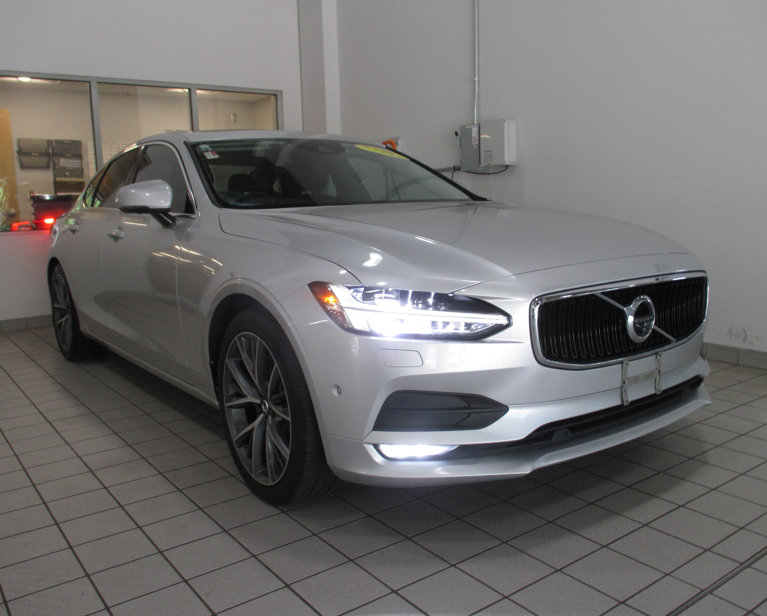 2017 Volvo S90 T6 Momentum