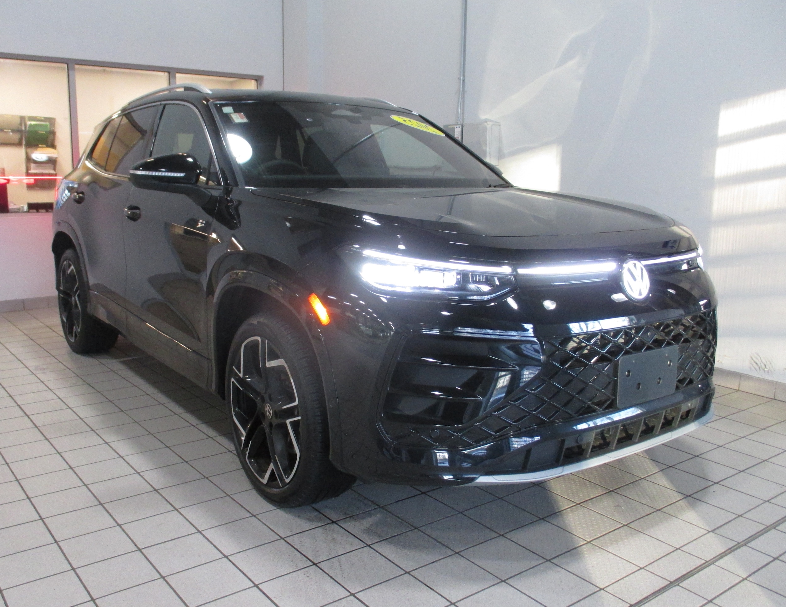 2025 Volkswagen Tiguan SEL R-LINE's photo