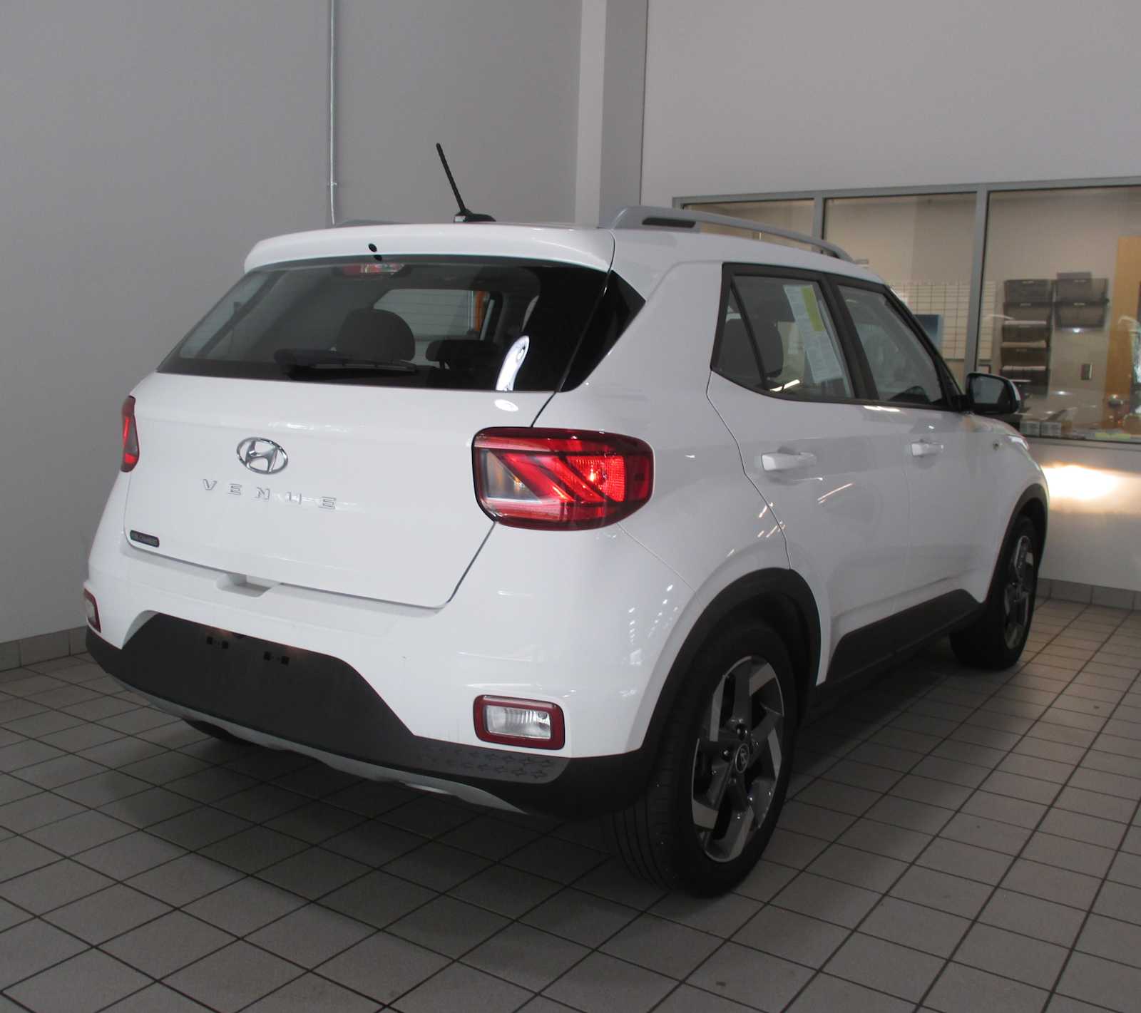 2023 Hyundai Venue SEL photo 3