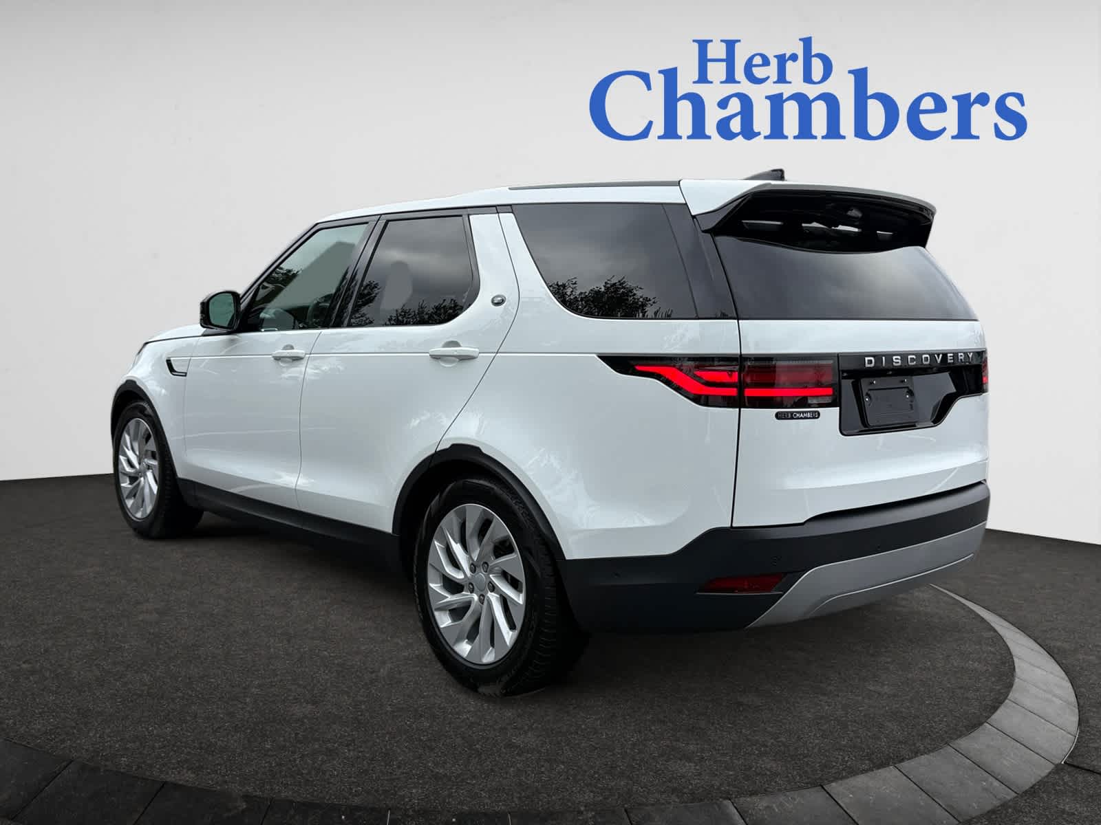 2025 Land Rover Discovery P300 S photo 2