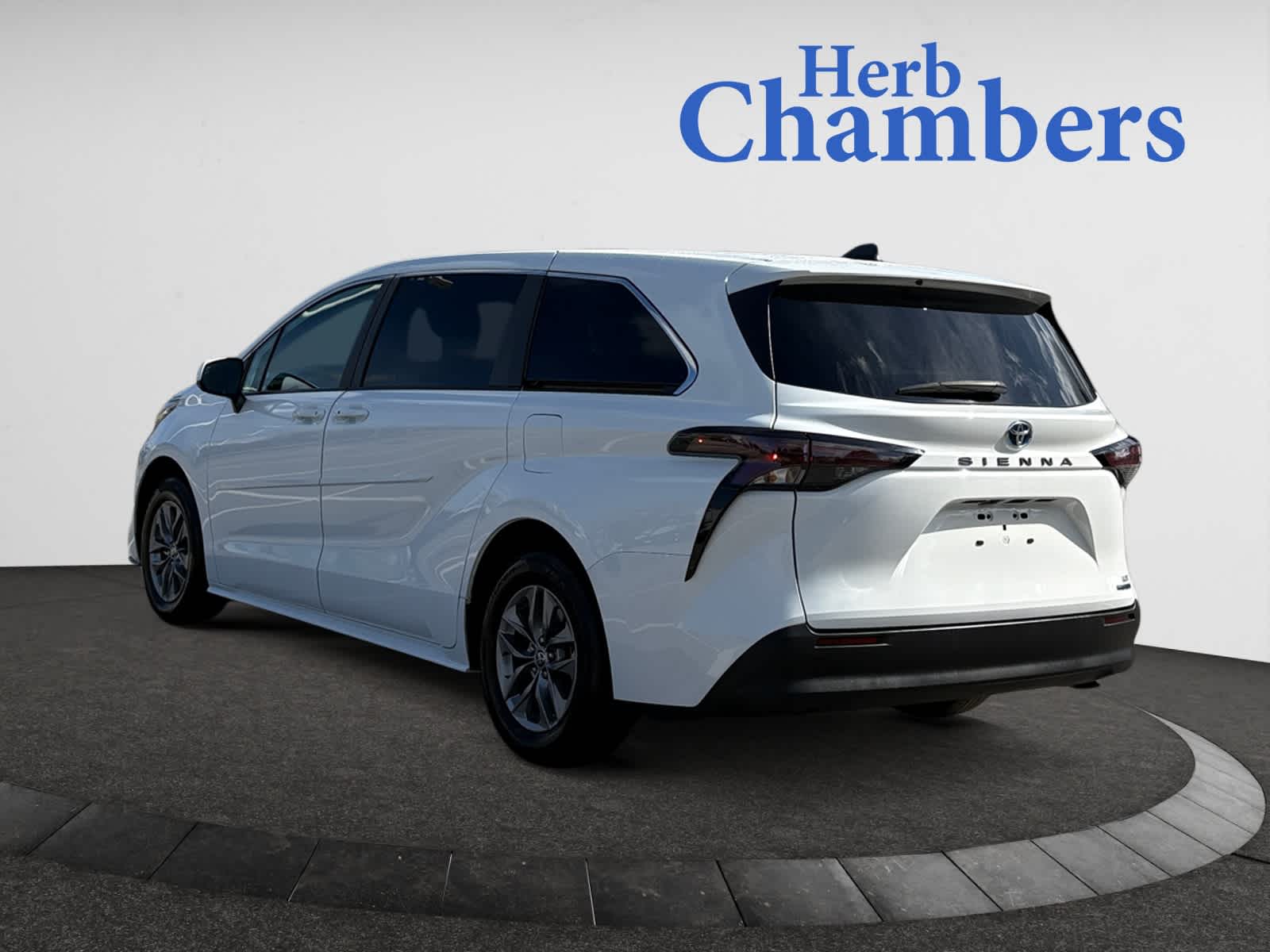 2023 Toyota Sienna LE photo 3