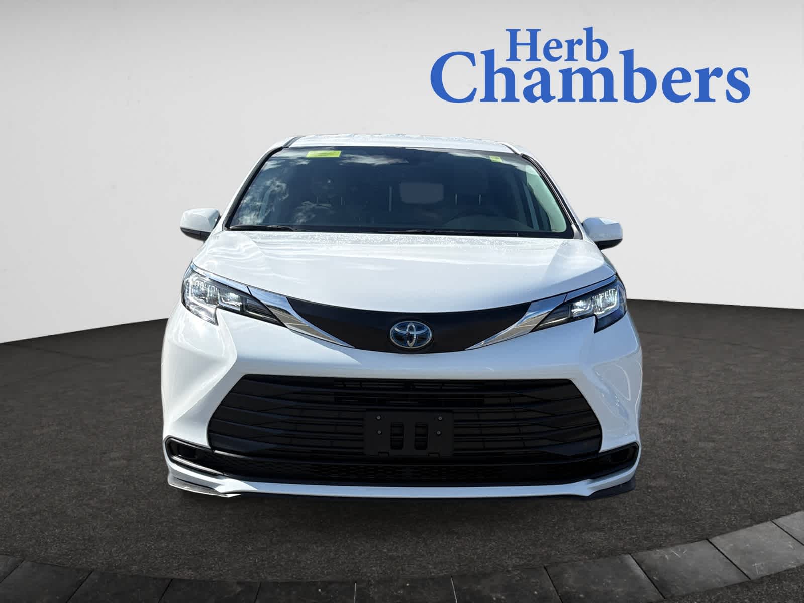2023 Toyota Sienna LE photo 2