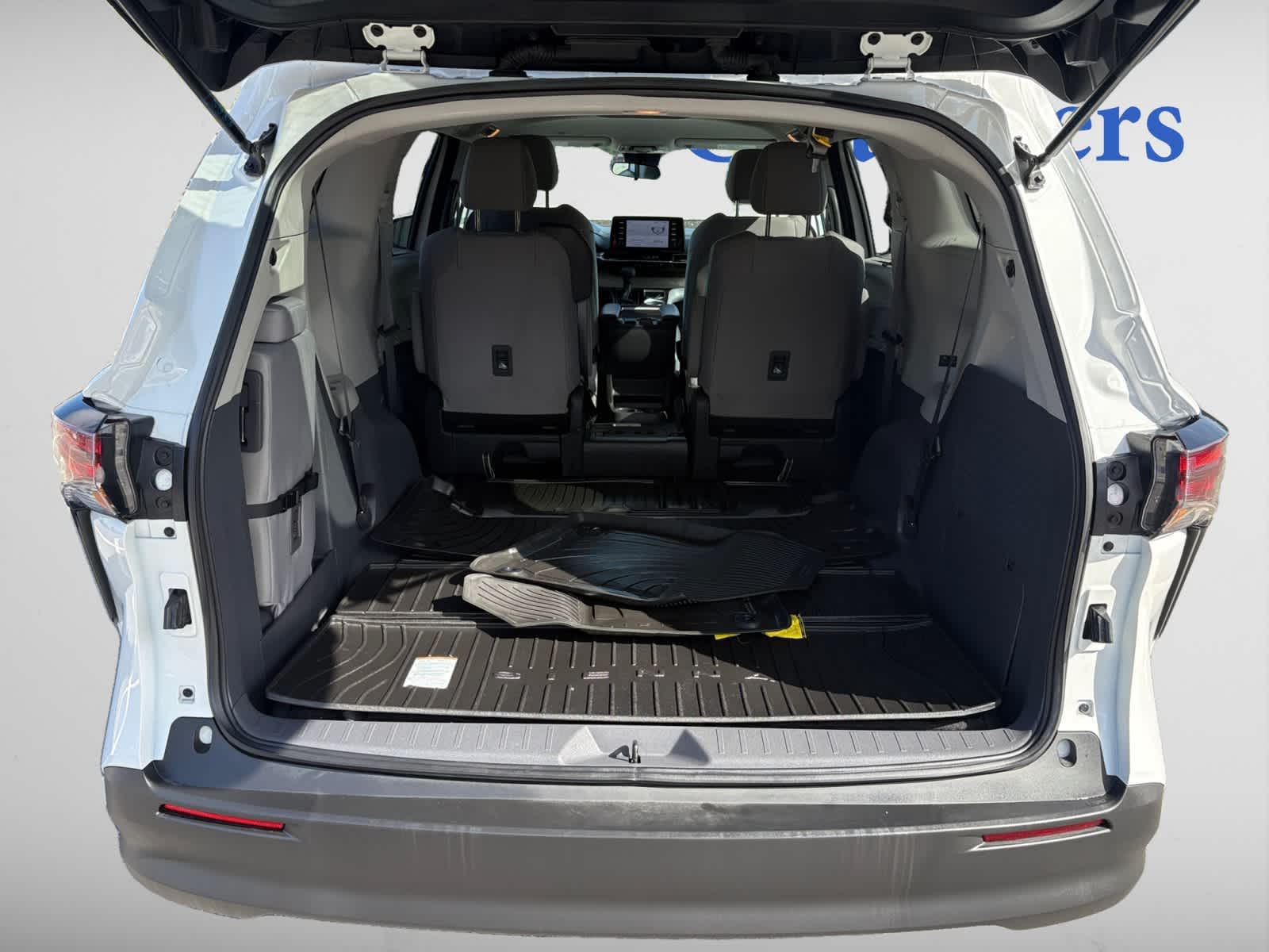 2023 Toyota Sienna LE photo 4