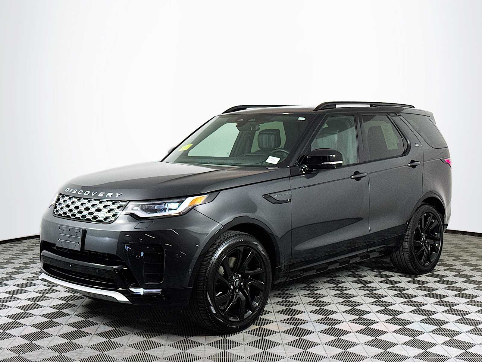 2024 Land Rover Discovery Metropolitan Edition's photo