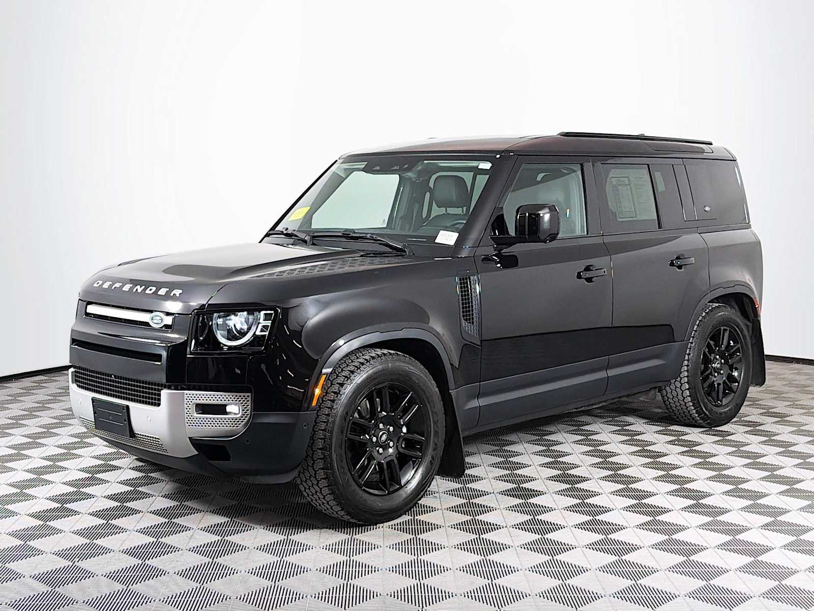 2024 Land Rover Defender S's photo