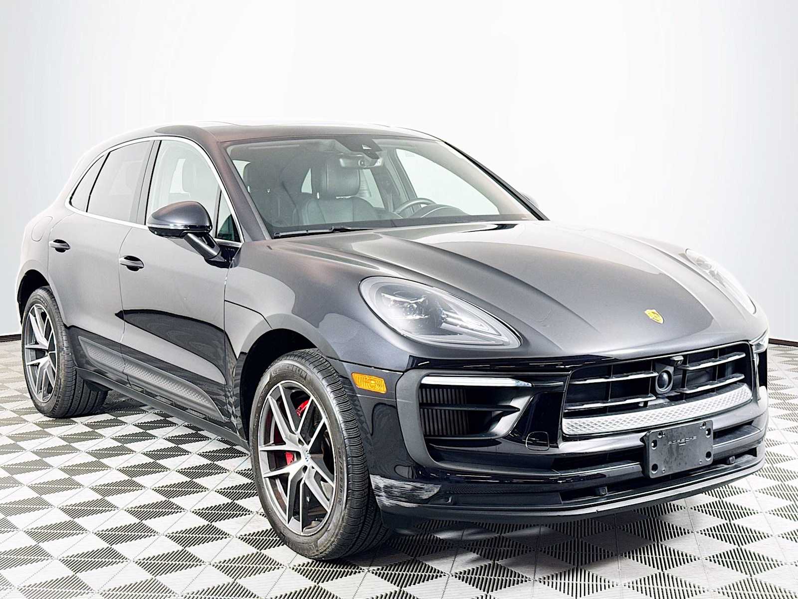 2024 Porsche Macan S photo 2