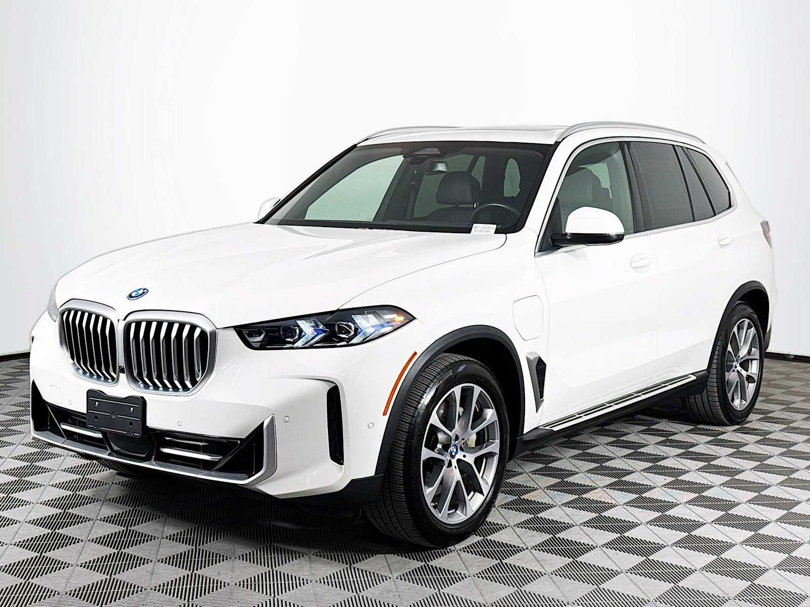 2025 BMW X5 50e's photo