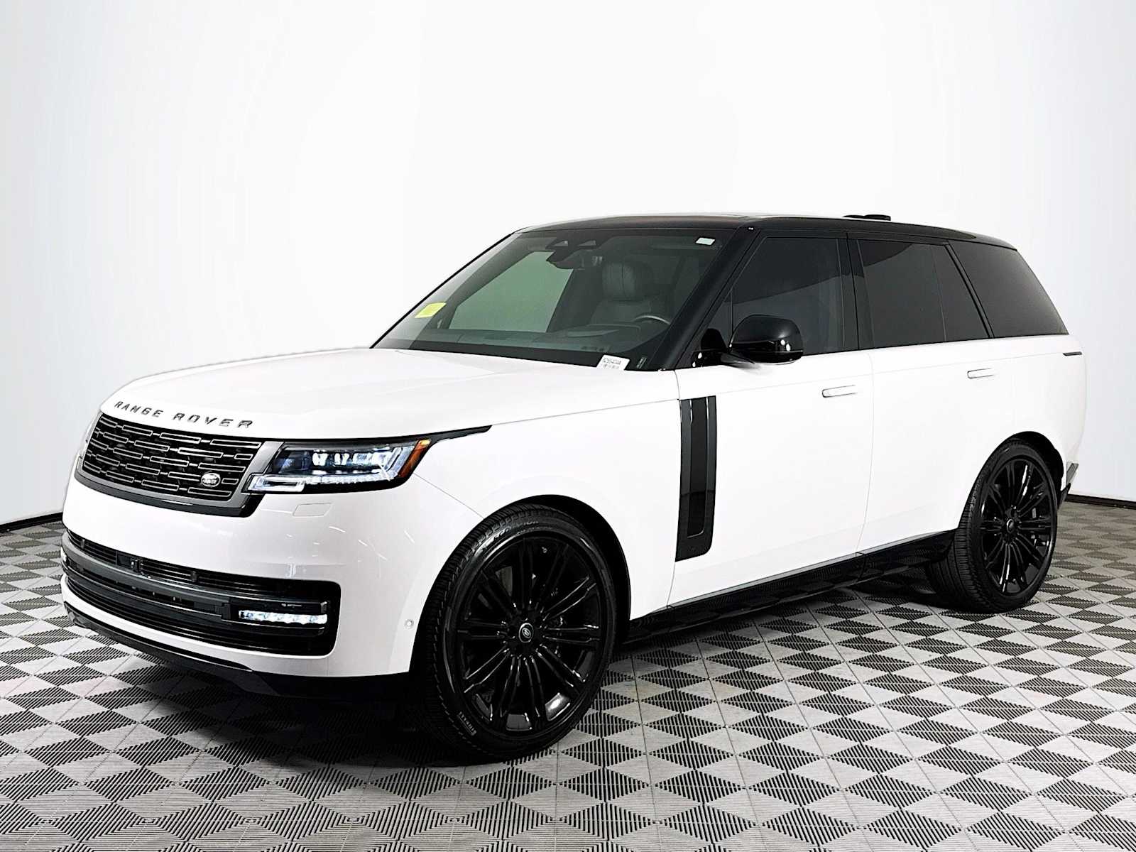 2024 Land Rover Range Rover SE's photo