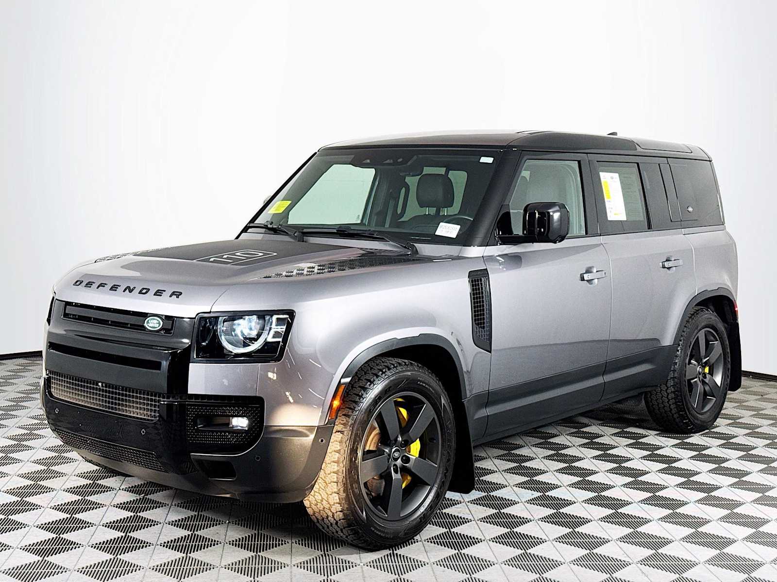 2024 Land Rover Defender SE's photo