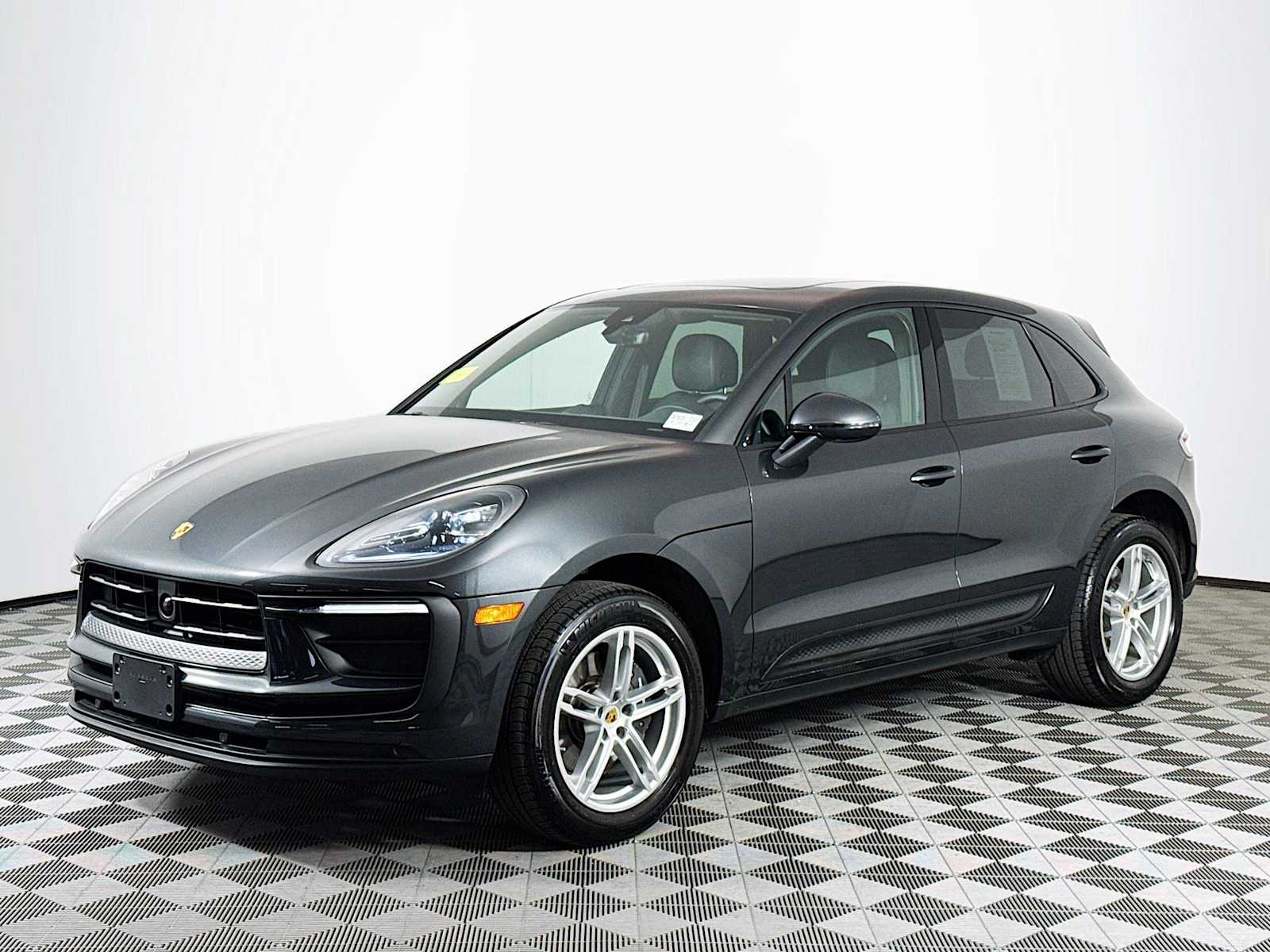 2025 Porsche Macan Base's photo