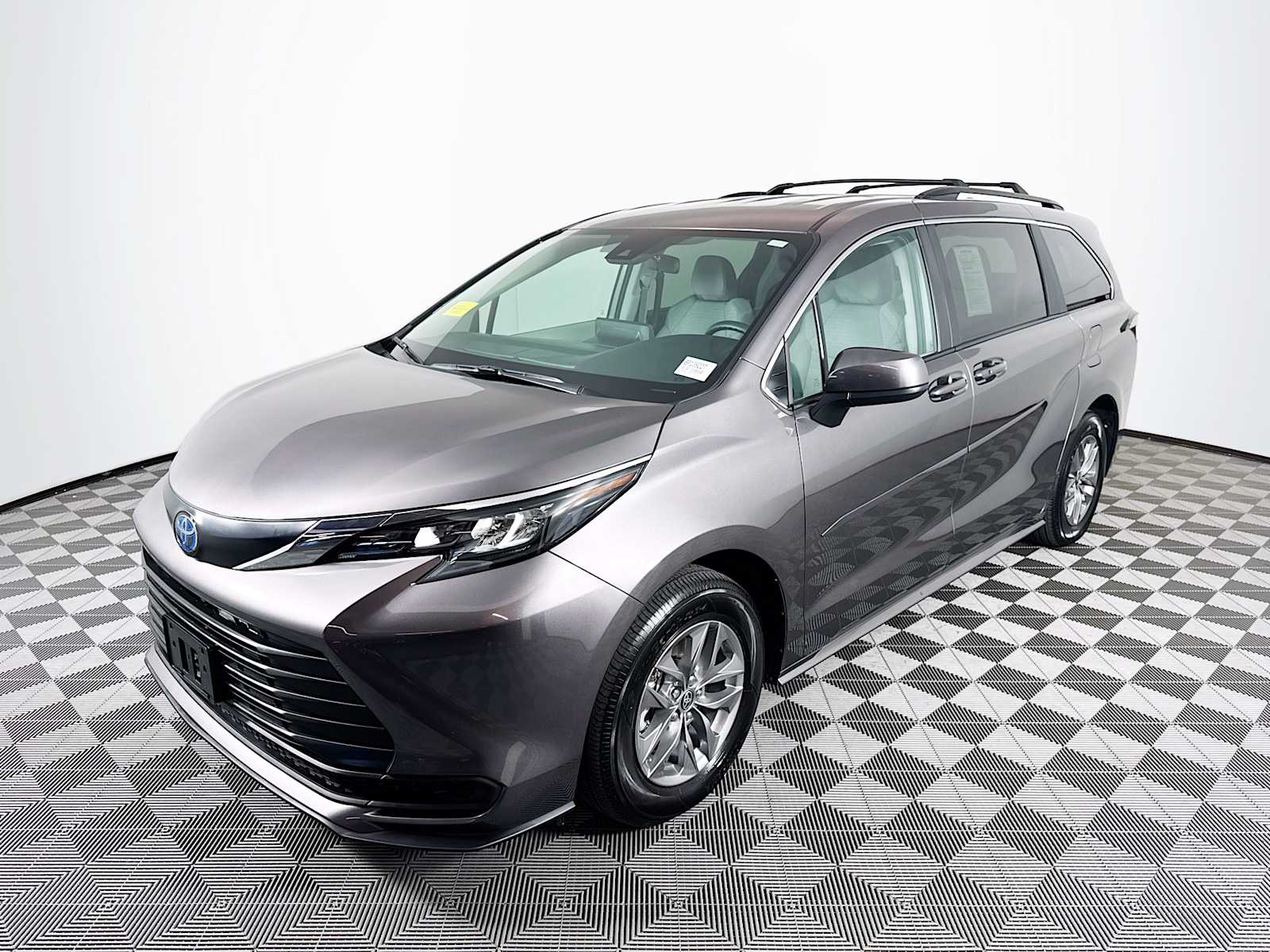 2024 Toyota Sienna LE's photo